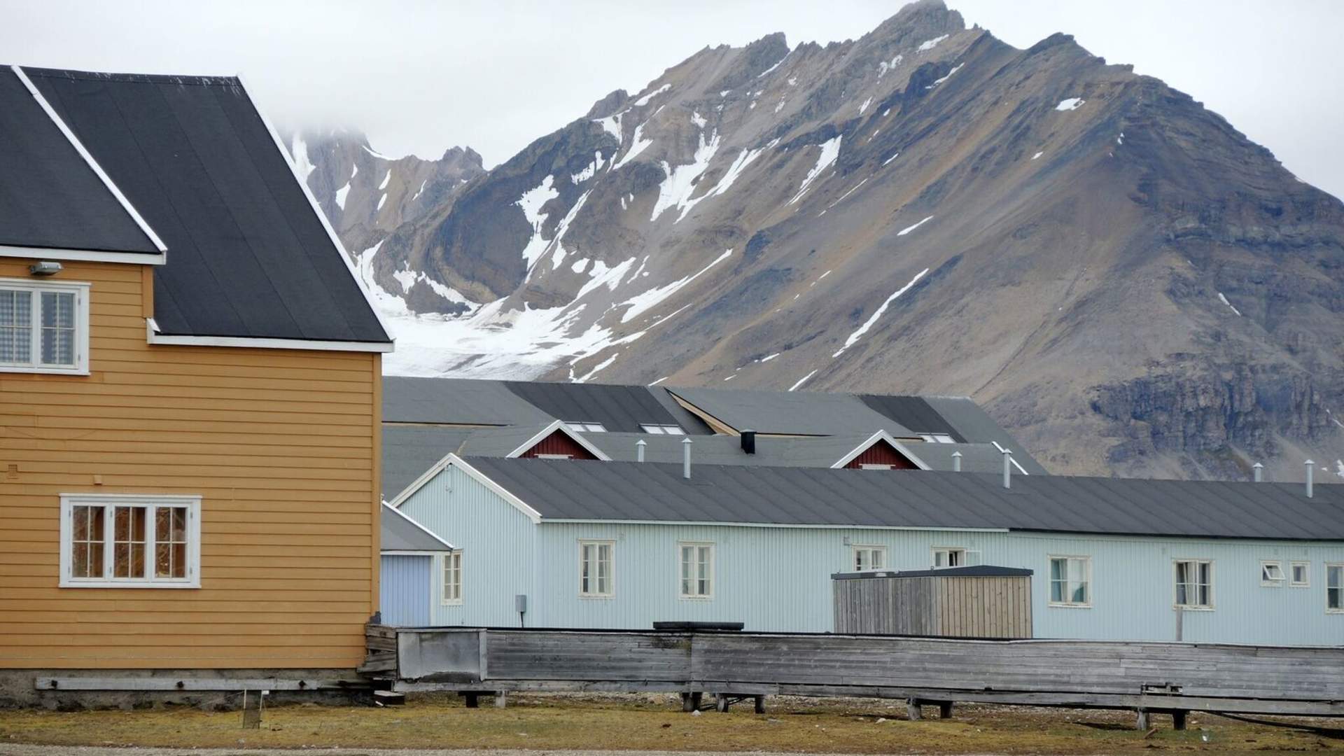 Buldings in Ny-Alesund by Franka Leiterer