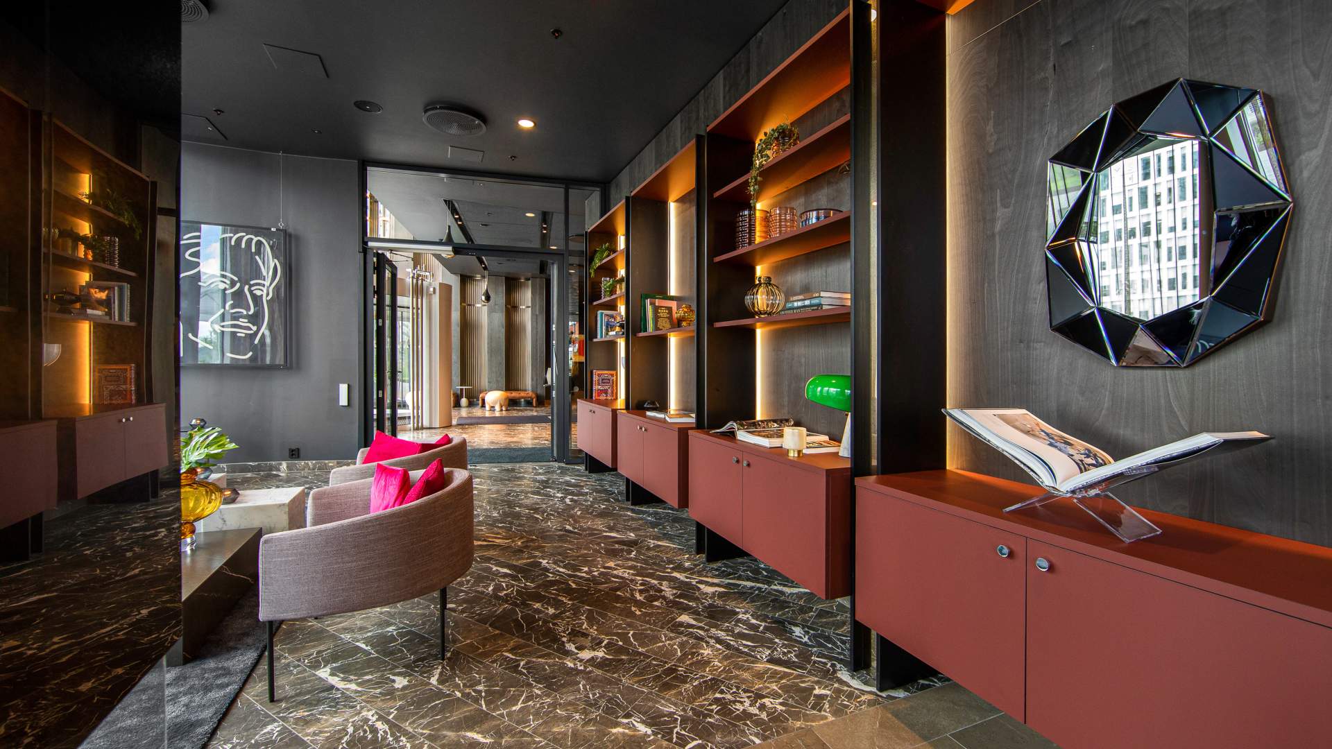 Clarion-Hotel-Oslo_SHUTTER BAR bookshelf entrance(c)Clarion Hotel Oslo
