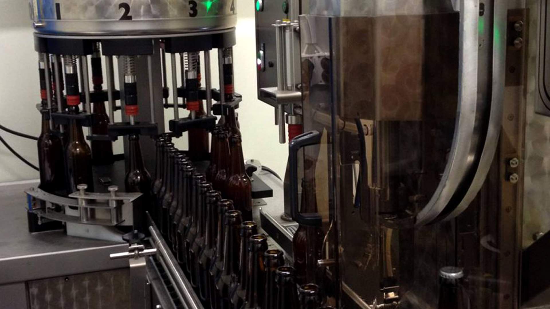 Inderøy Gårdsbryggeri - ølproduksjon tapping