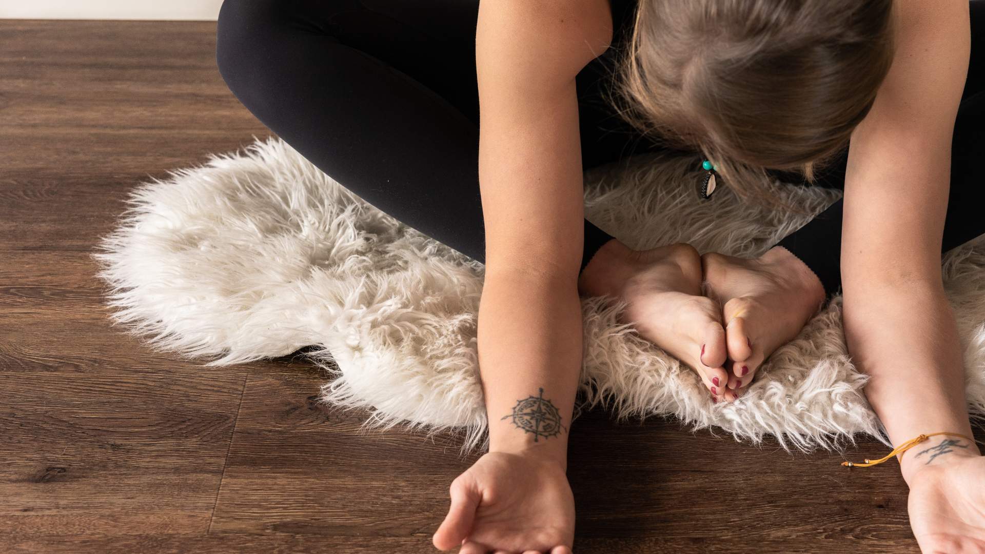 Kvinne slapper av med yoga | Venabu Fjellhotell