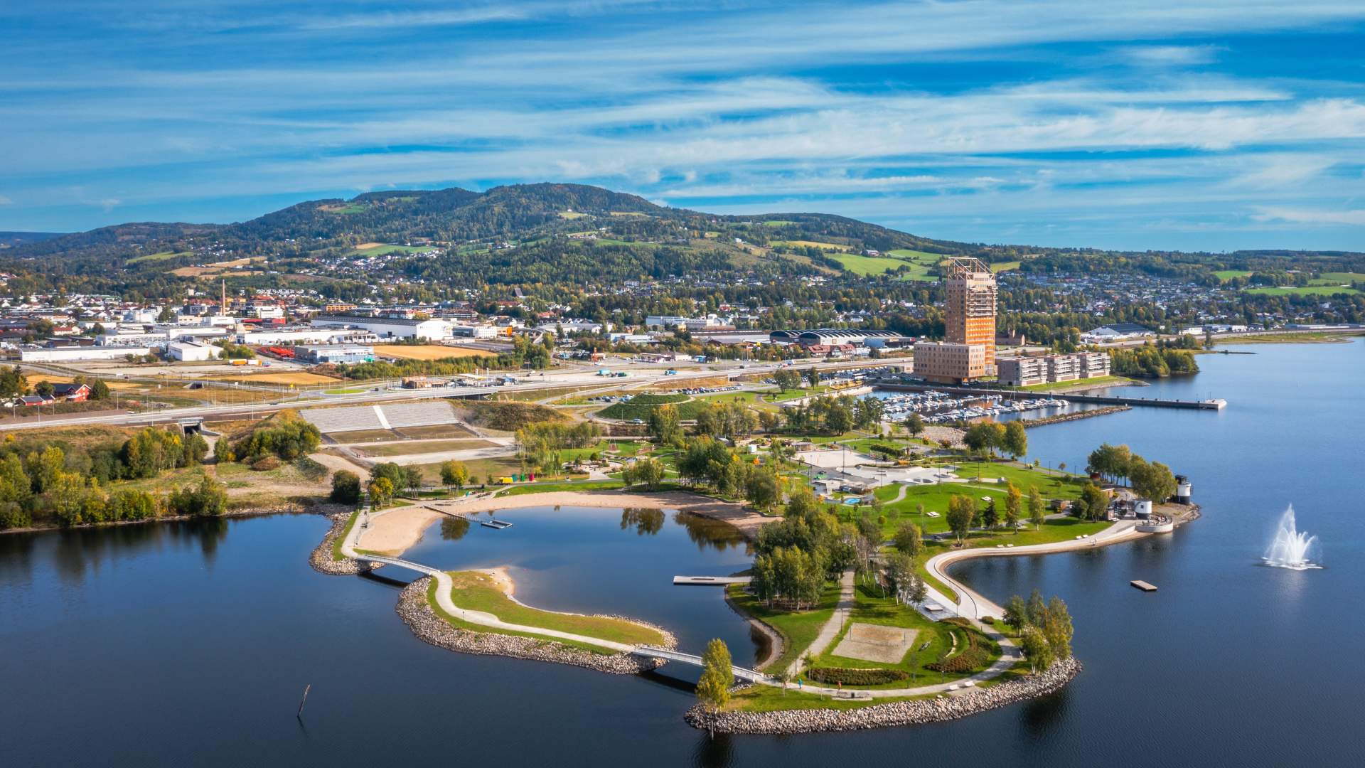 Dronebilde fra Mjøsparken og Wood Hotel - september 2022