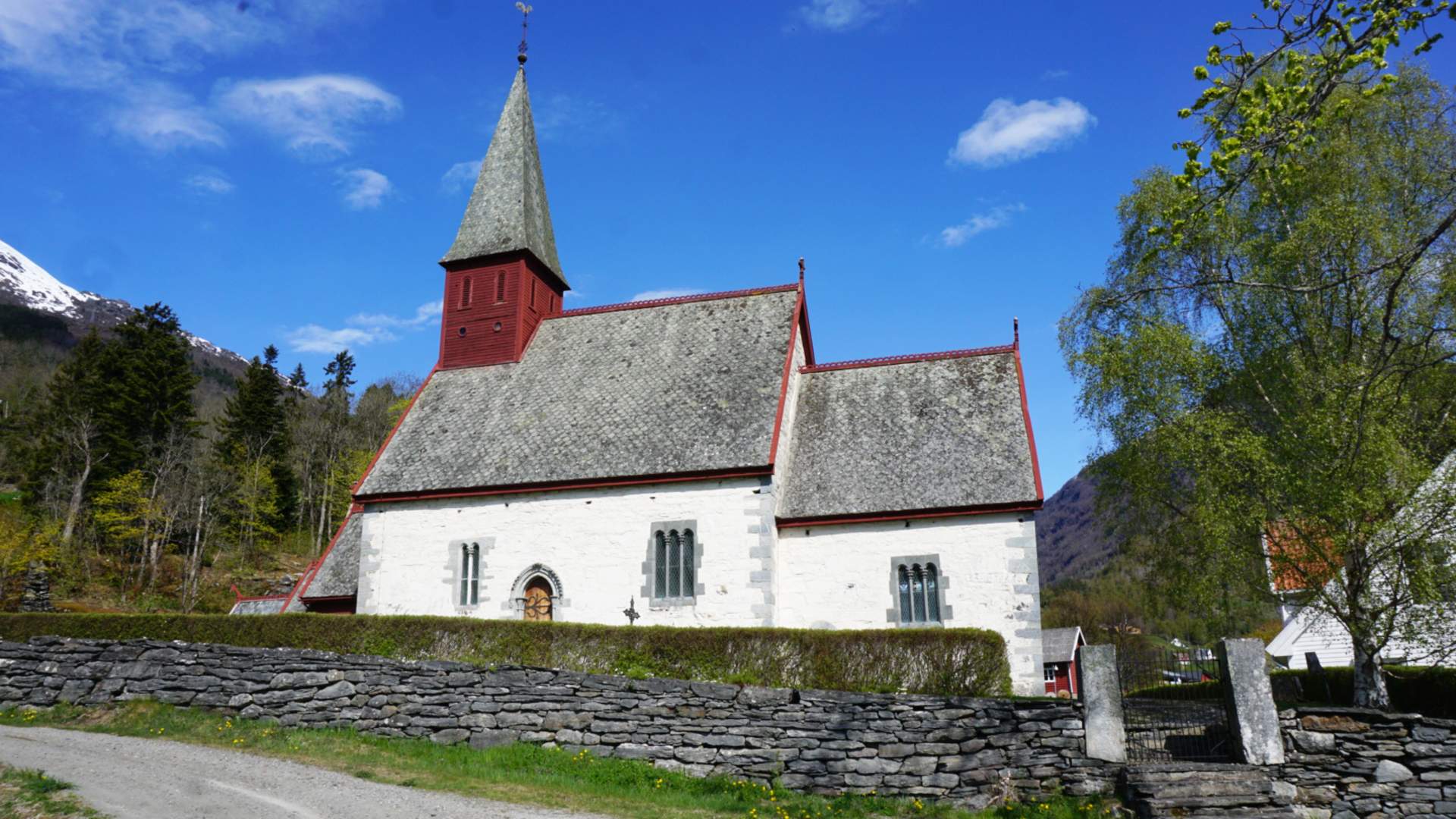 Dale Steinkyrkje, Luster