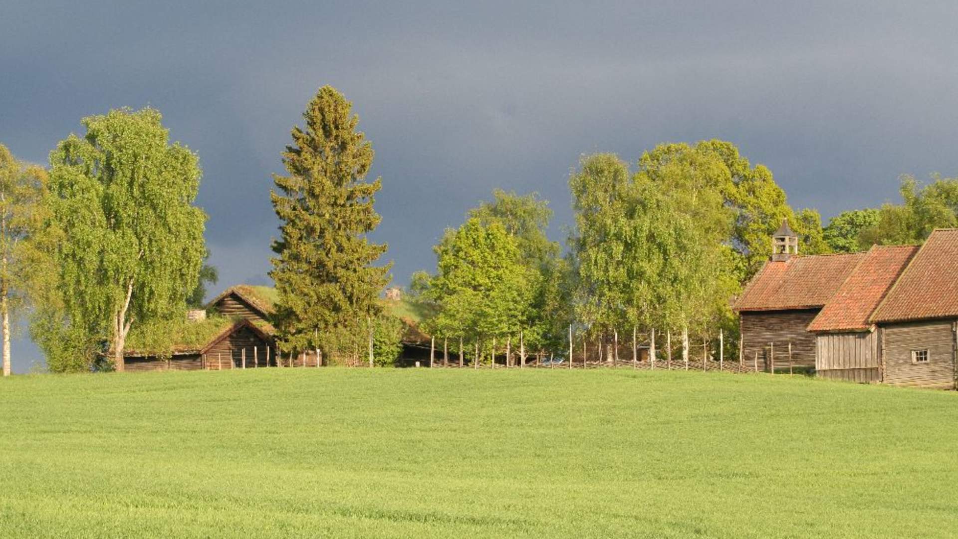 gamle hvam med mørk himmel