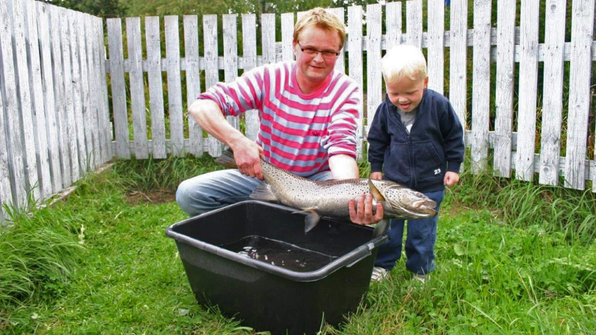 Lenaelva - Glad gutt og stor fisk