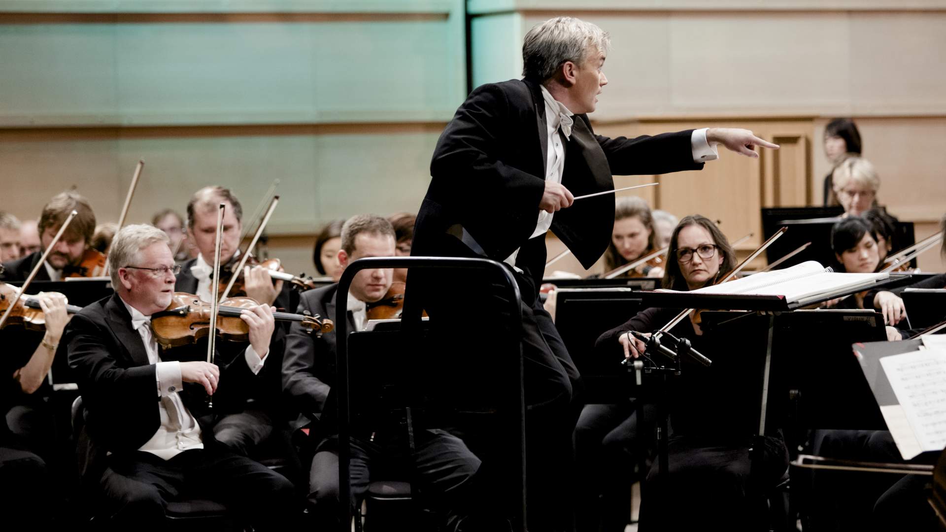 Ed Gardner dirigerer Bartok. Jubileumsgalla