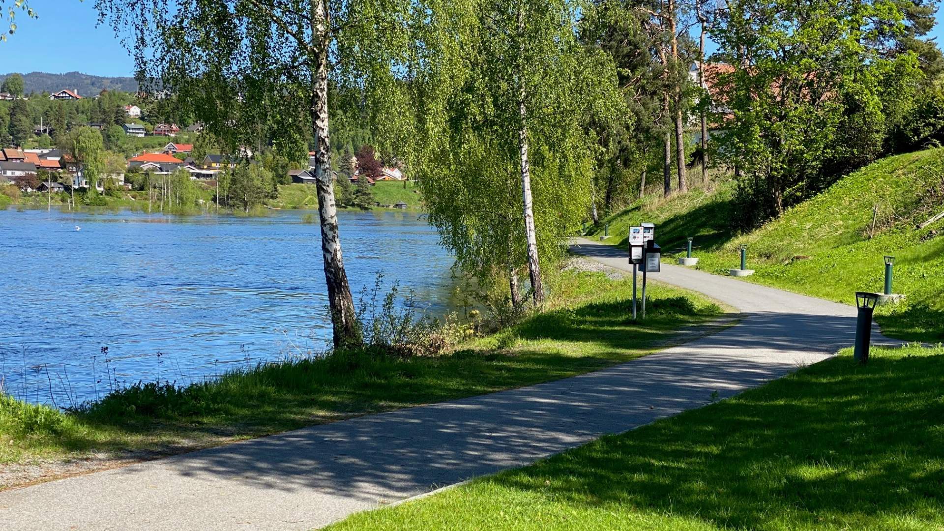 Elvelangs rett ved bobilplass