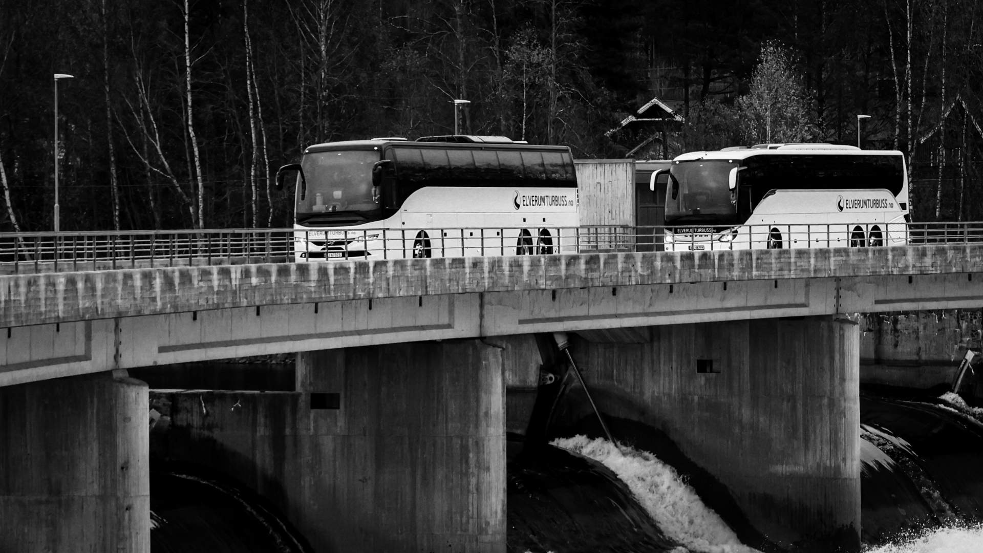 Elverum Turbuss på brua, svarthvitt