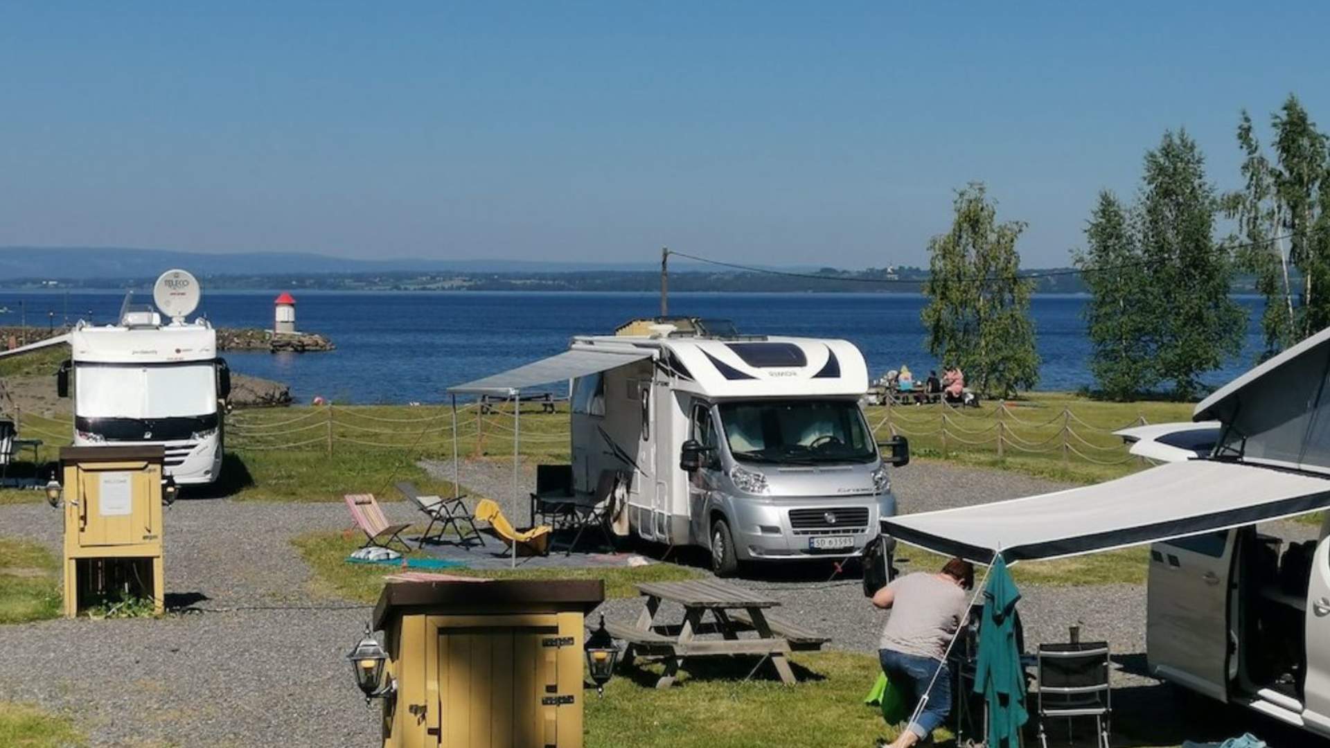 Bobilplass nær vannet i Evjua Strandpark