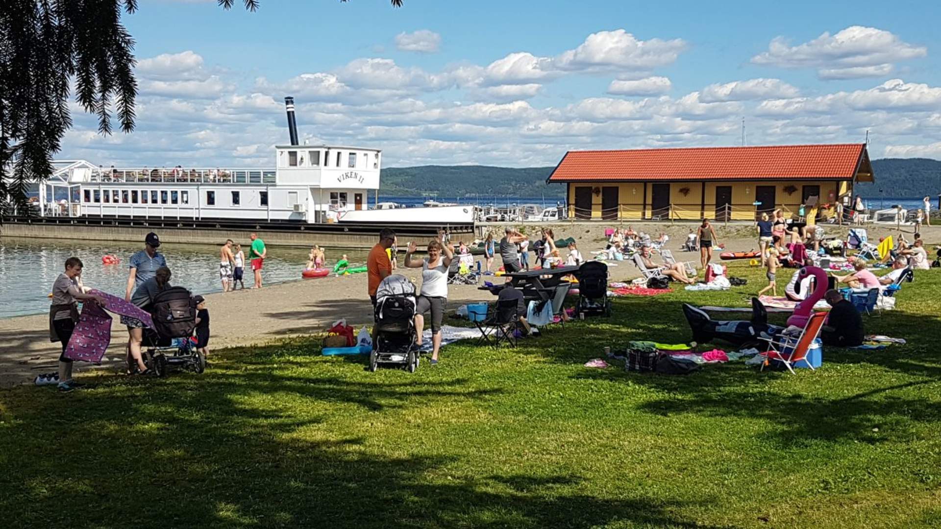 Badestrand og restaurantbåten Viken II i Evjua Strandpark