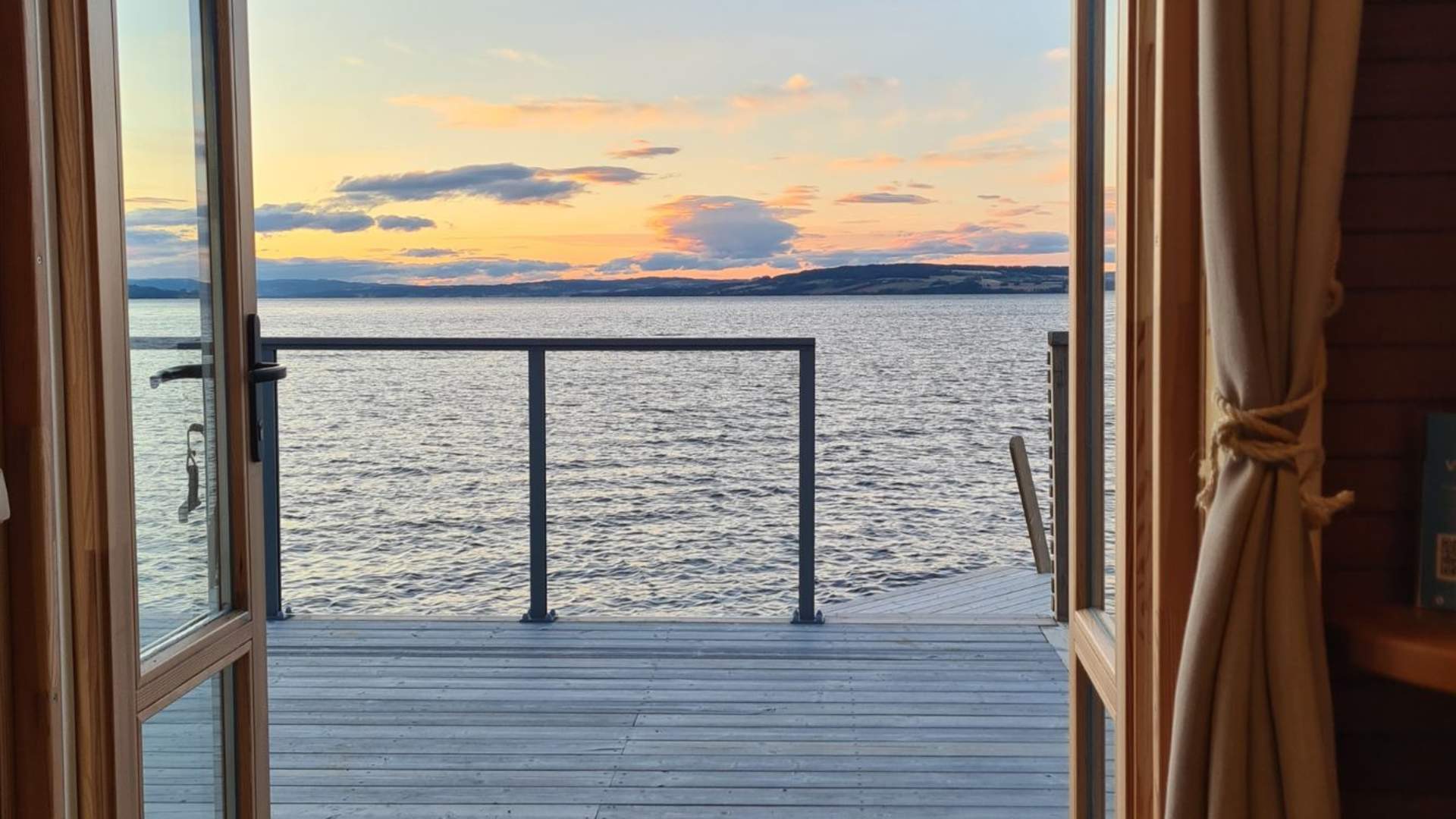 Utsikt fra panoramahytte i Evjua Strandpark