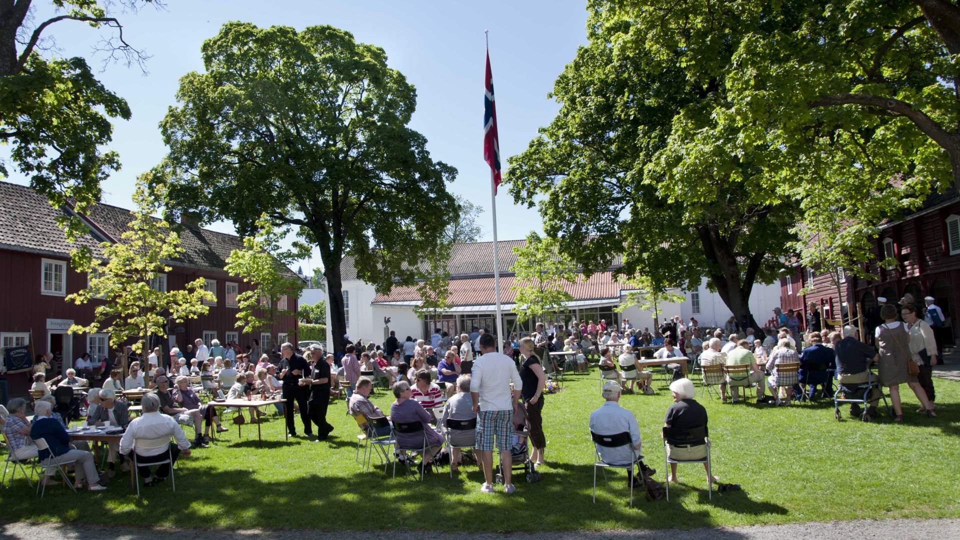 Gjøvik Gård en flott sommerdag Foto Roy Allan Larsen