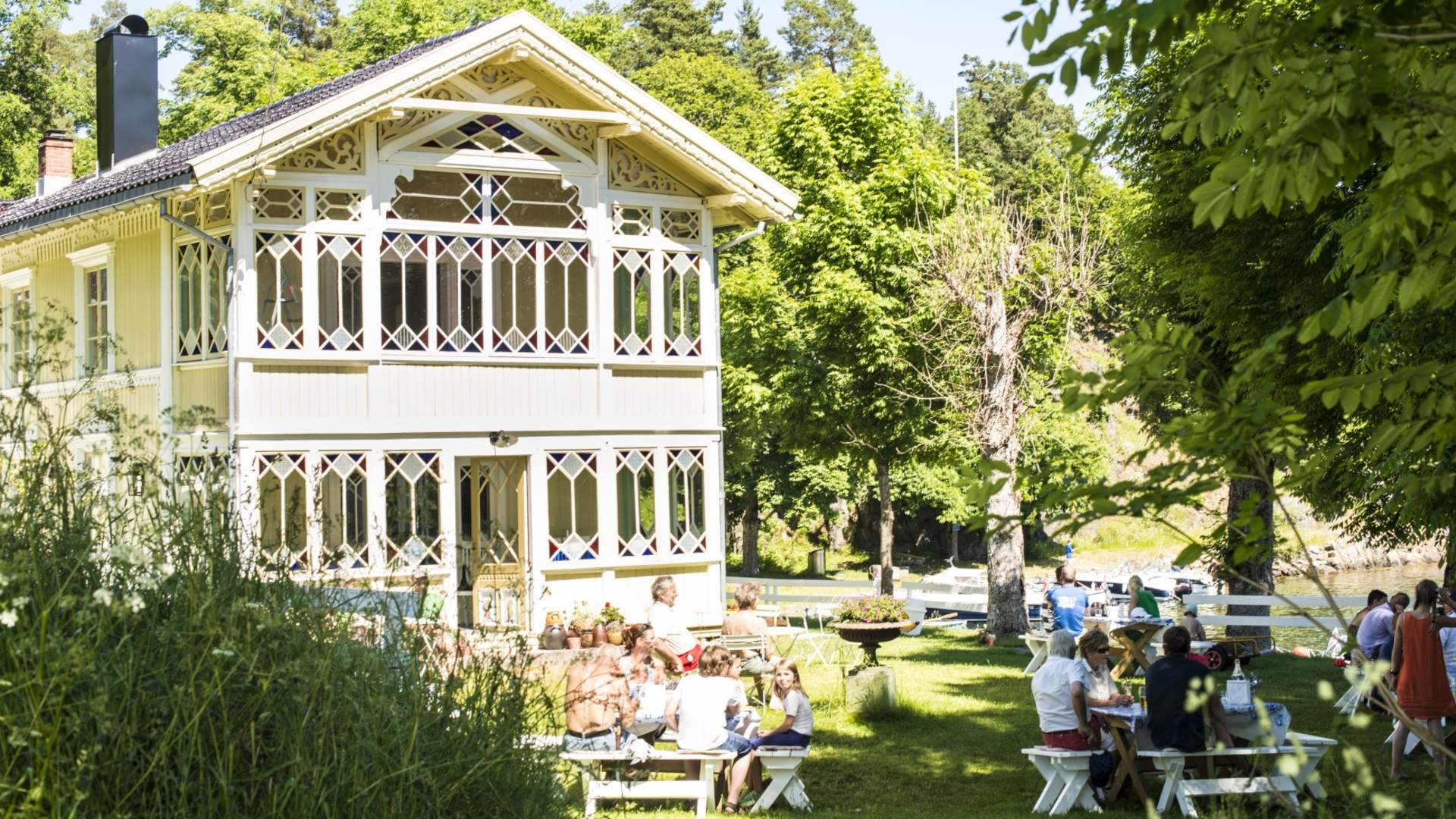 Uteservering i hagen på Furøya