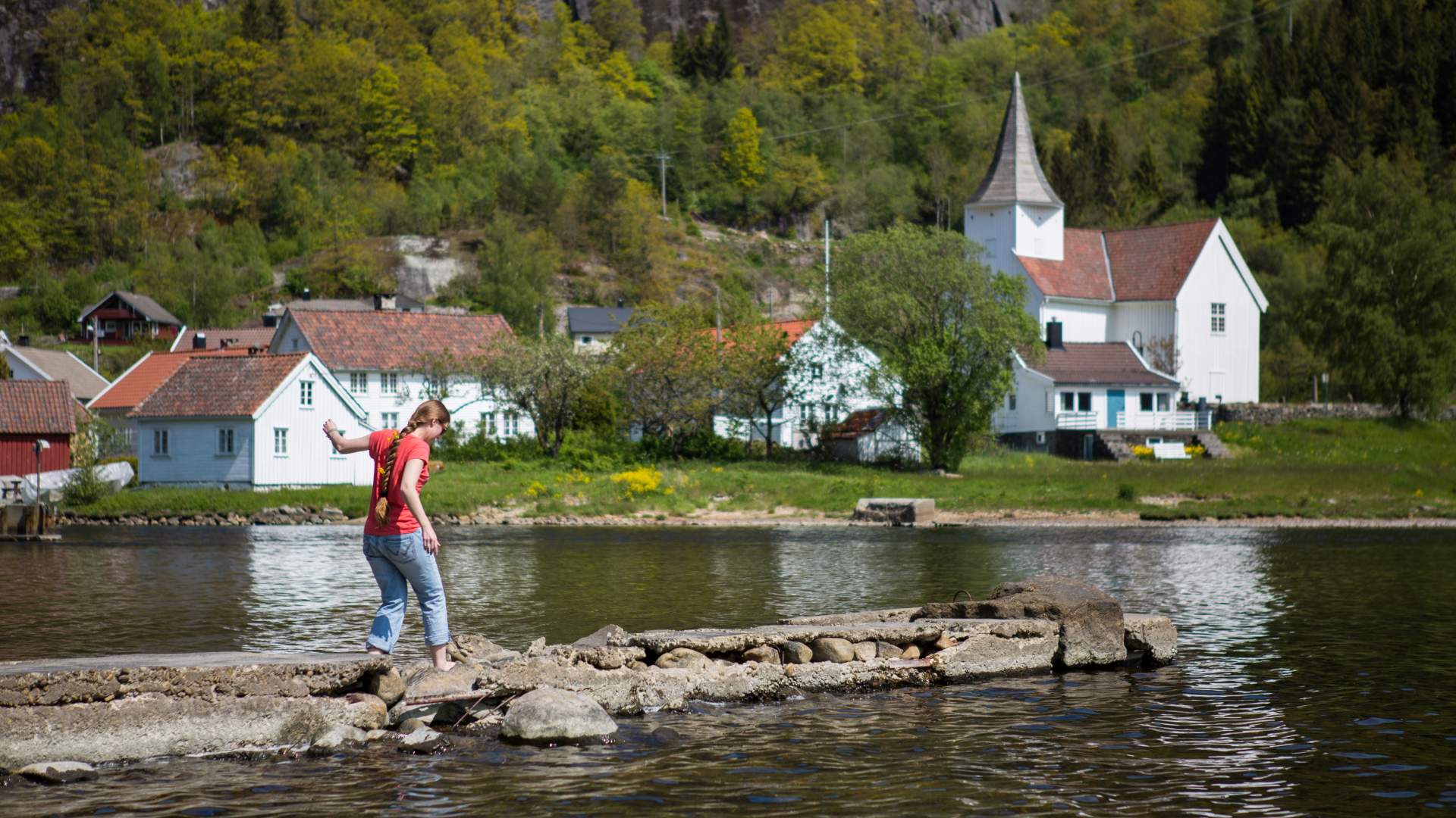 Feda - Utsikt mot kirke ung dame 3