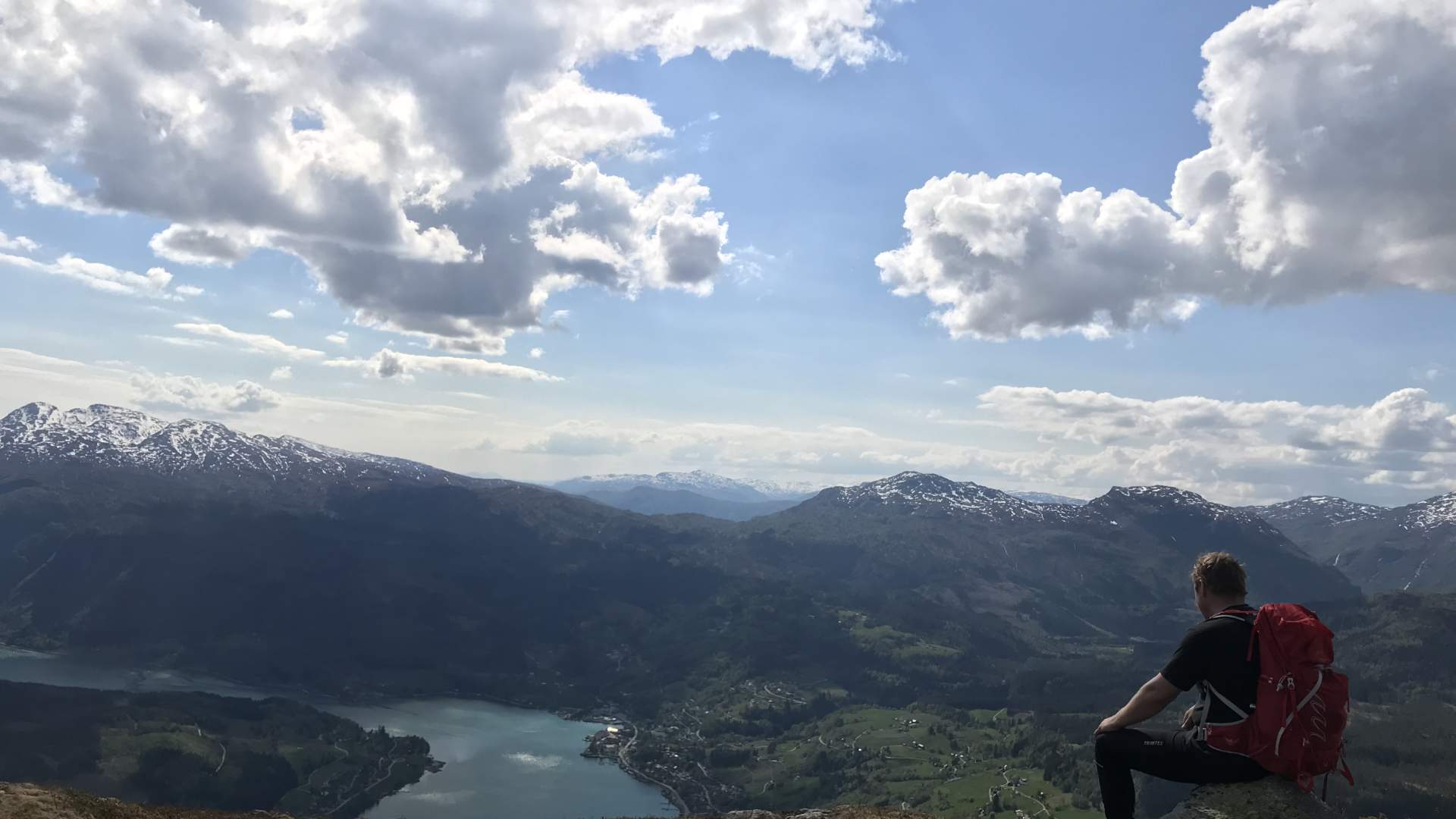 Fjelltur Kristinuten utsikt over bygda og fjorden haust foto Eva Kristin Dahl