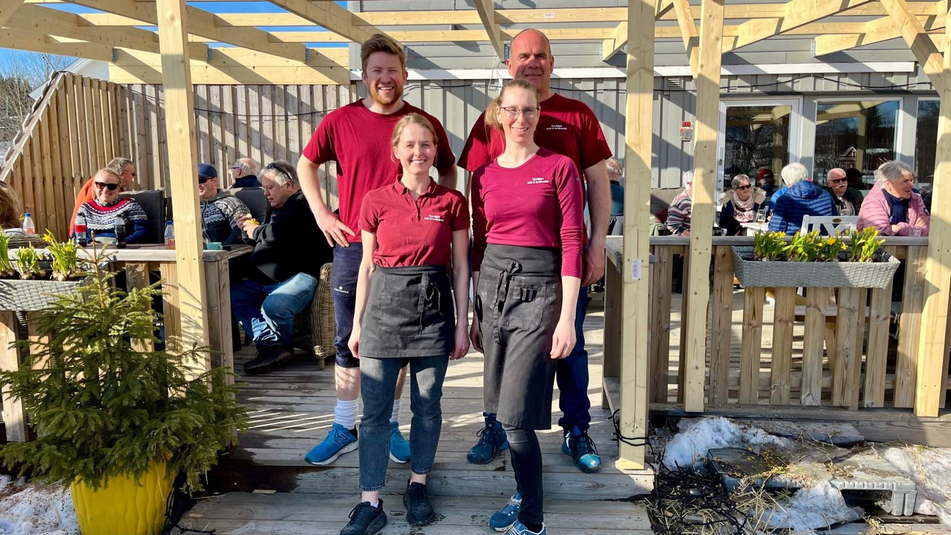 Fjordglott_Kafe_og_Landhandel_Eina_Ansatte utendørs_Foto_Fjordglott