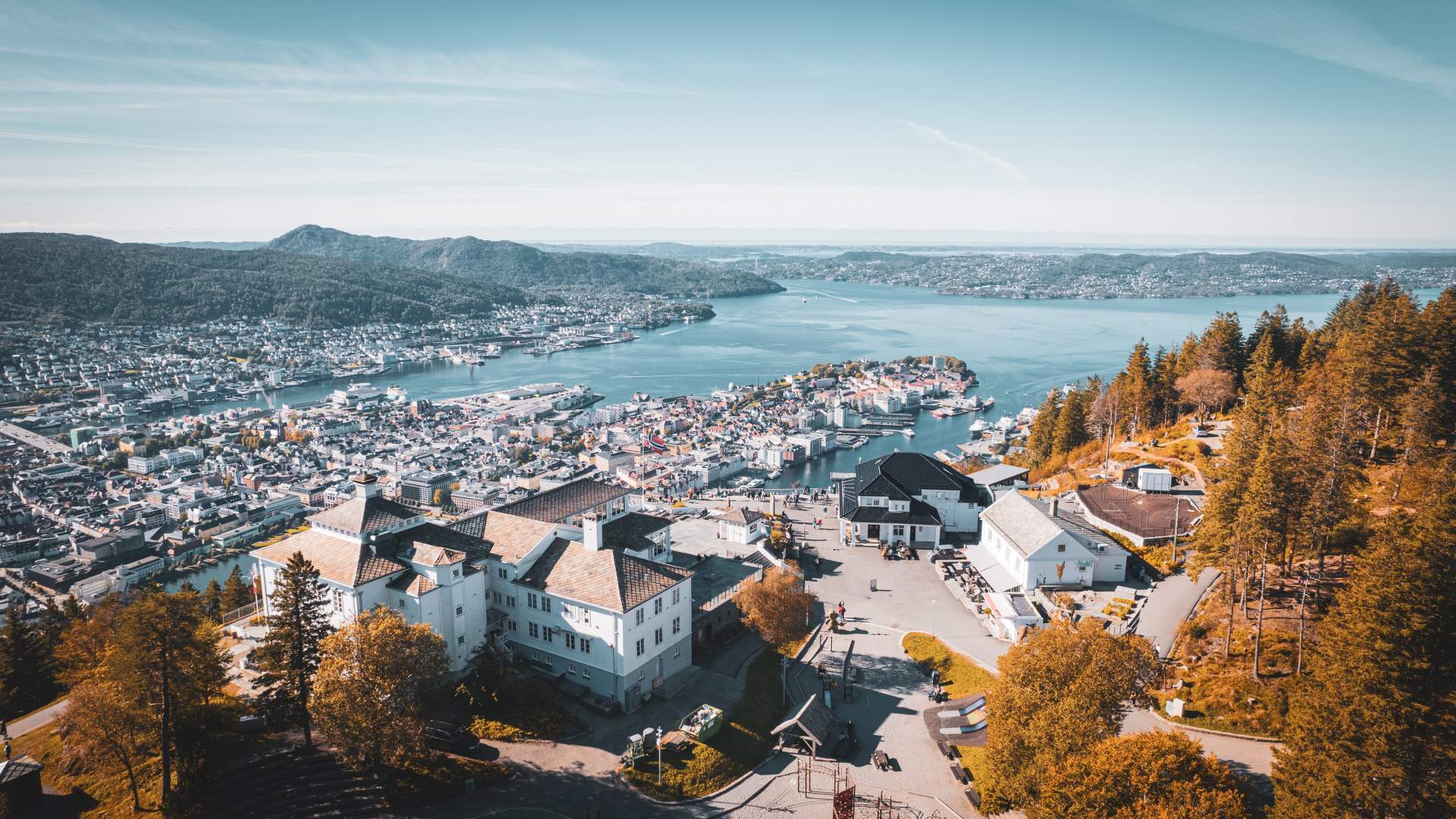 Fløyen og Fløirestauranten. Foto Fløyen