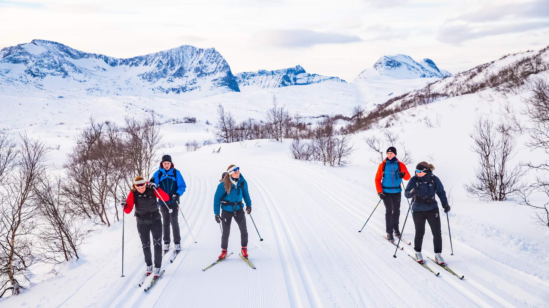 Folk går på langrennsski-terjeaamodt-2021