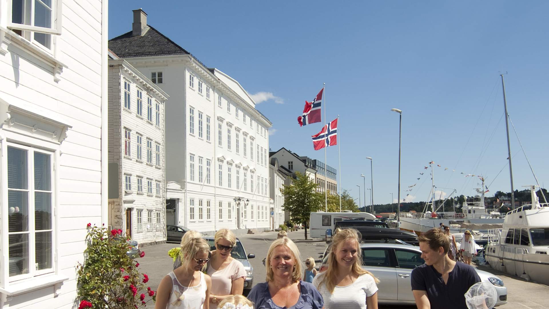 Foran Aalls hus med «mannen på tåga» på Nedre Tyholmenmed gamle rådhuset i bakgrunnen