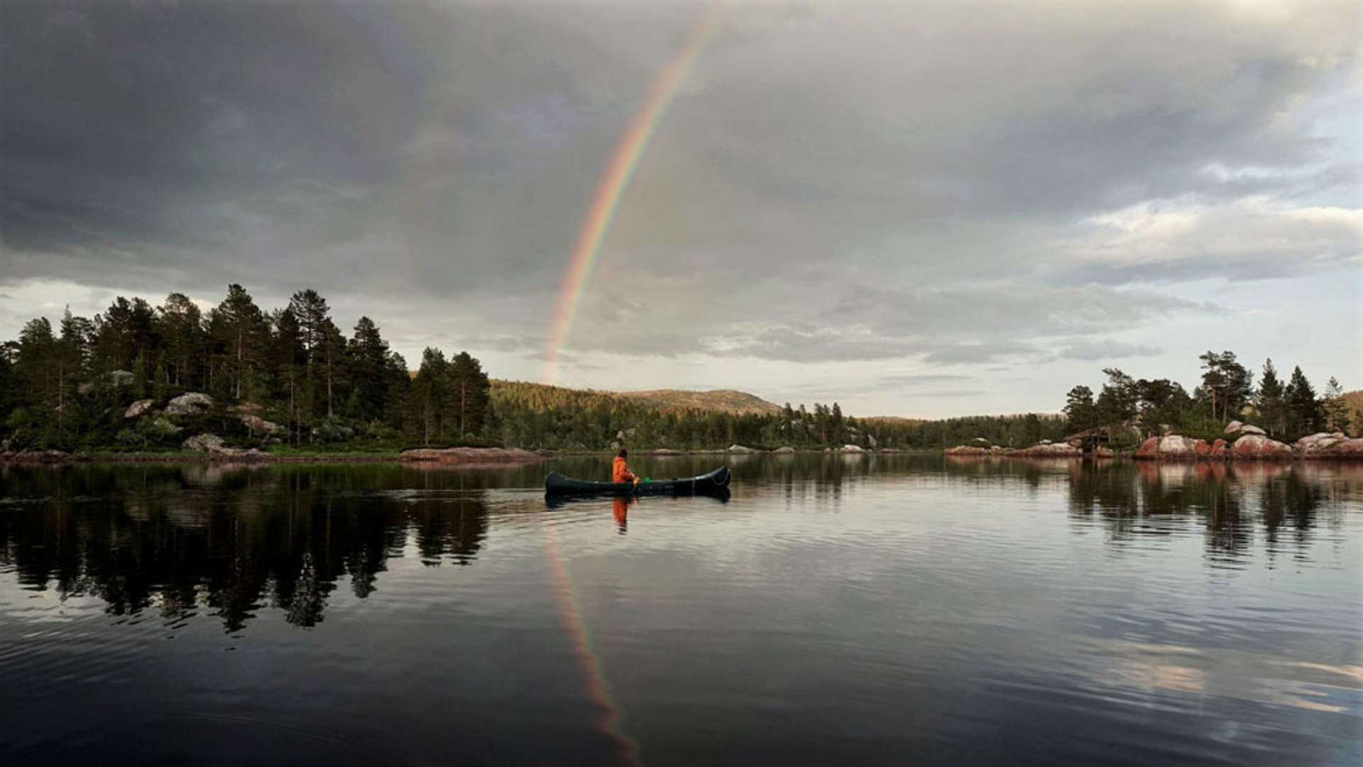 Fyresdal_høst_kanopadlingpå-vann-ved-Fiskebustøylen_1000x563