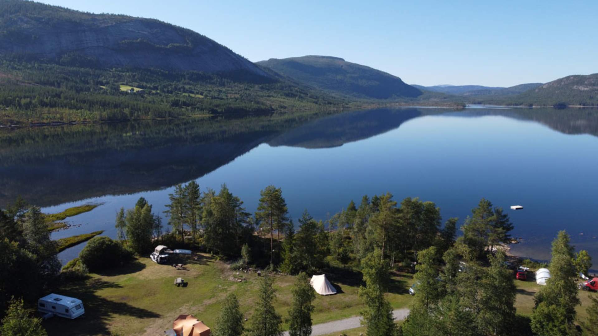 Fyresdal_sommer_dronebilde-av-Fossumsanden-Camping-og-området-rundt_1000x563