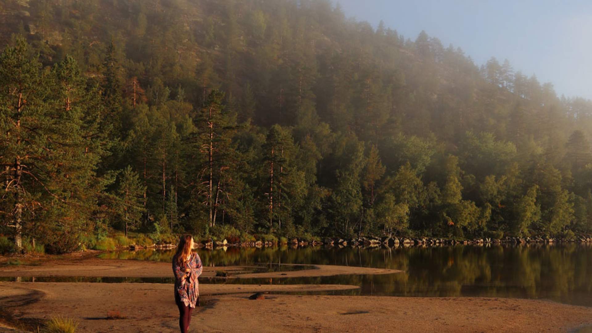 Fyresdal_sommer_gå-langs-stranden-i-morgentåket_1000x681