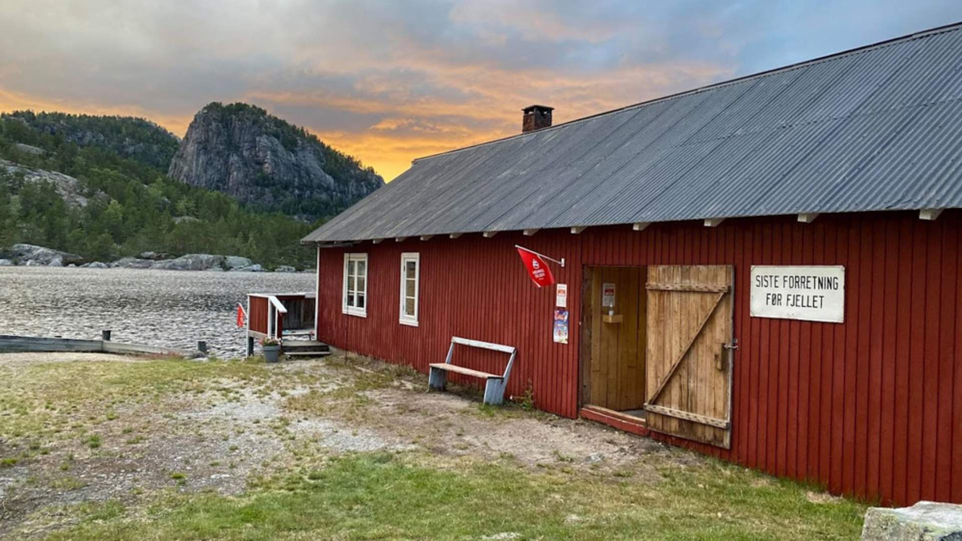 Fyresdal_sommer_hytte-til-Kilegrend-ved-vannet_1000x750