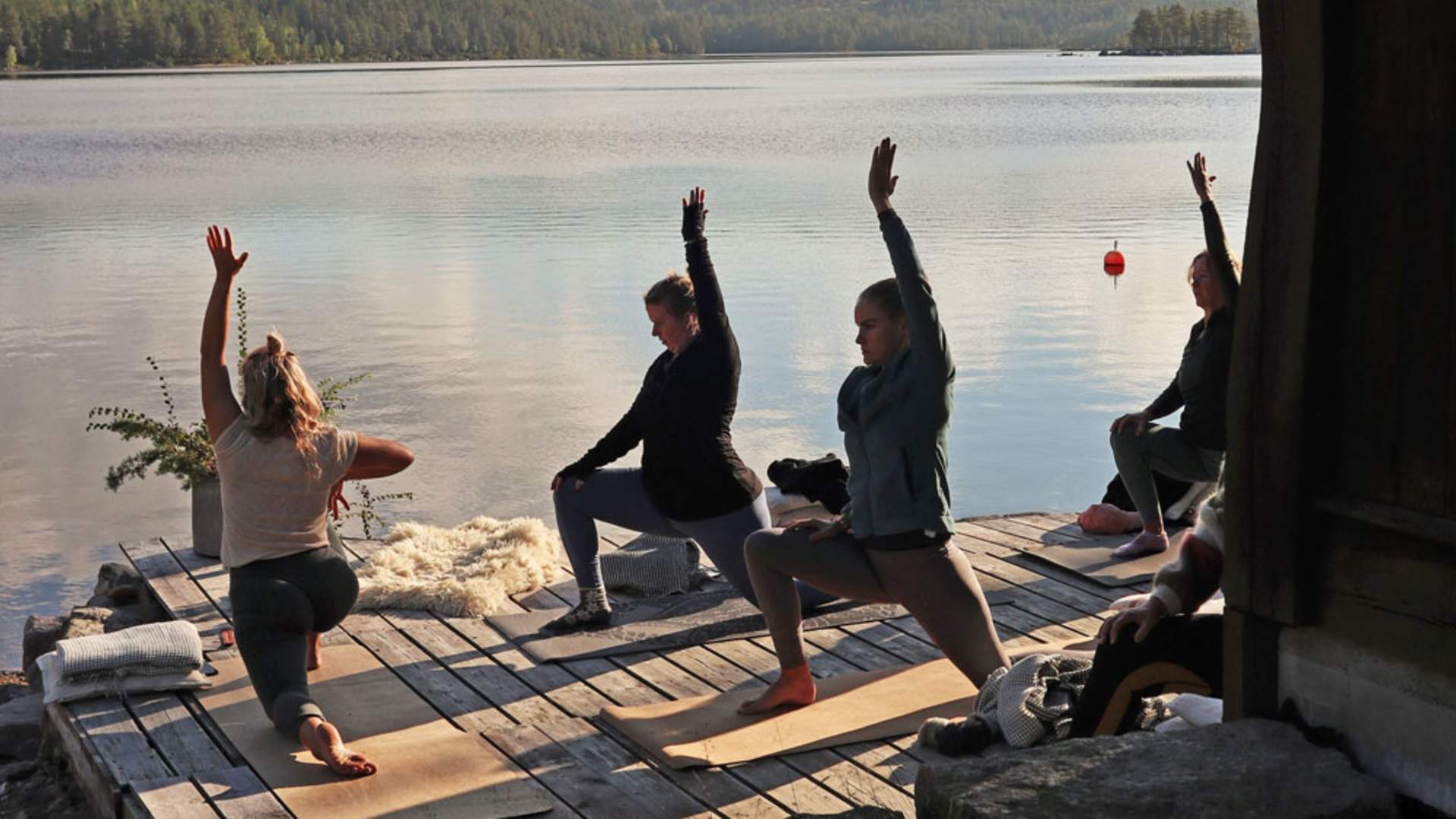 Fyresdal_sommer_yoga-ved-vannet-Fiskebustøylen_1000x658