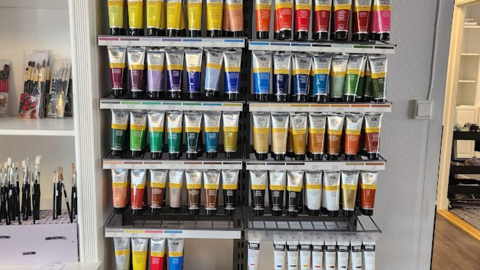 Galleri-Drøbak-kunstnerkollektivet-butikk-utsalg-akryl-maling-rack