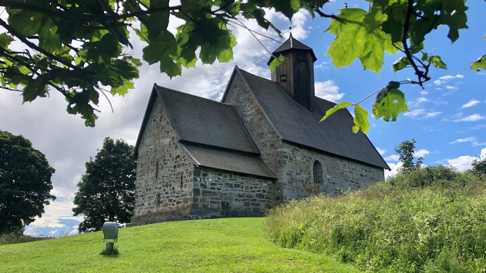 Gamle Tingelstad Kirke fra 1220 sommer Foto Visit Innlandet HG