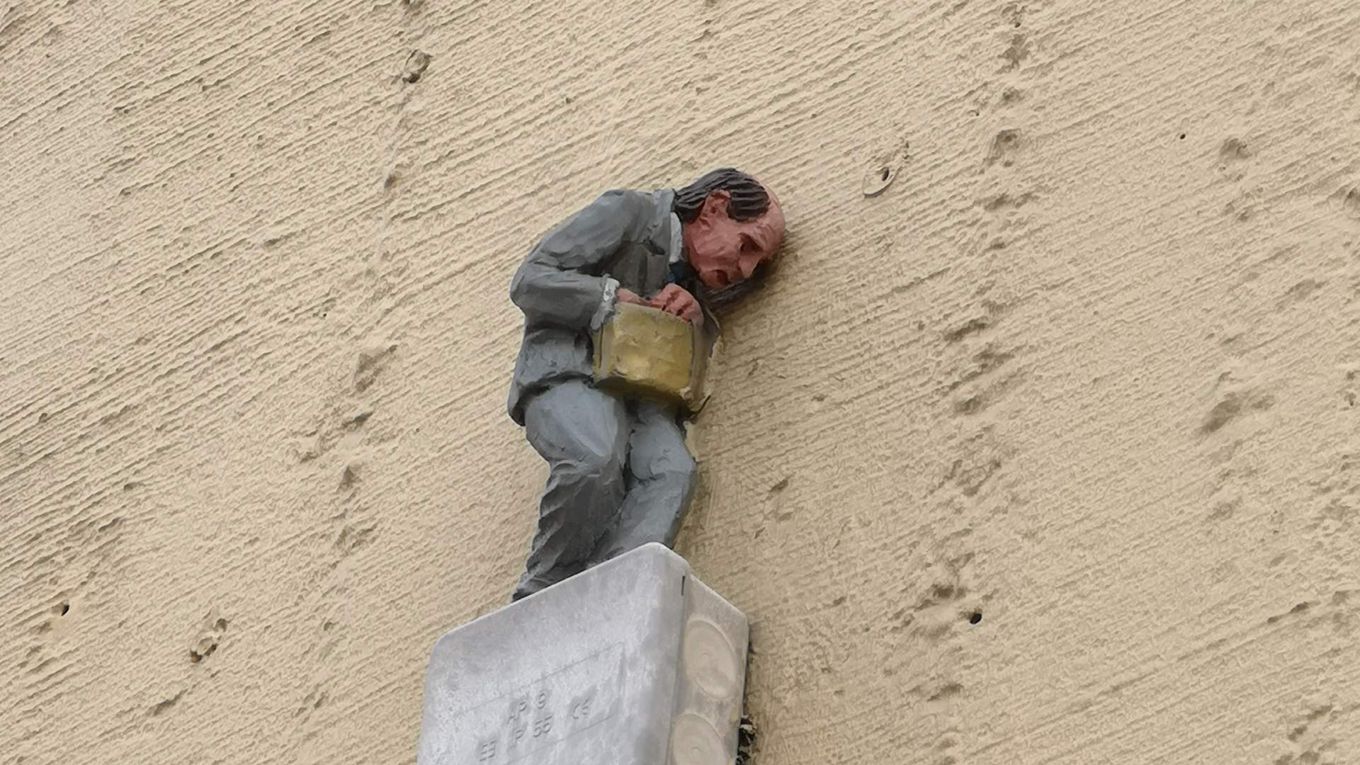 Gatekunst i Kristiansand - Miniatyrfigurer av Isaac Cordal