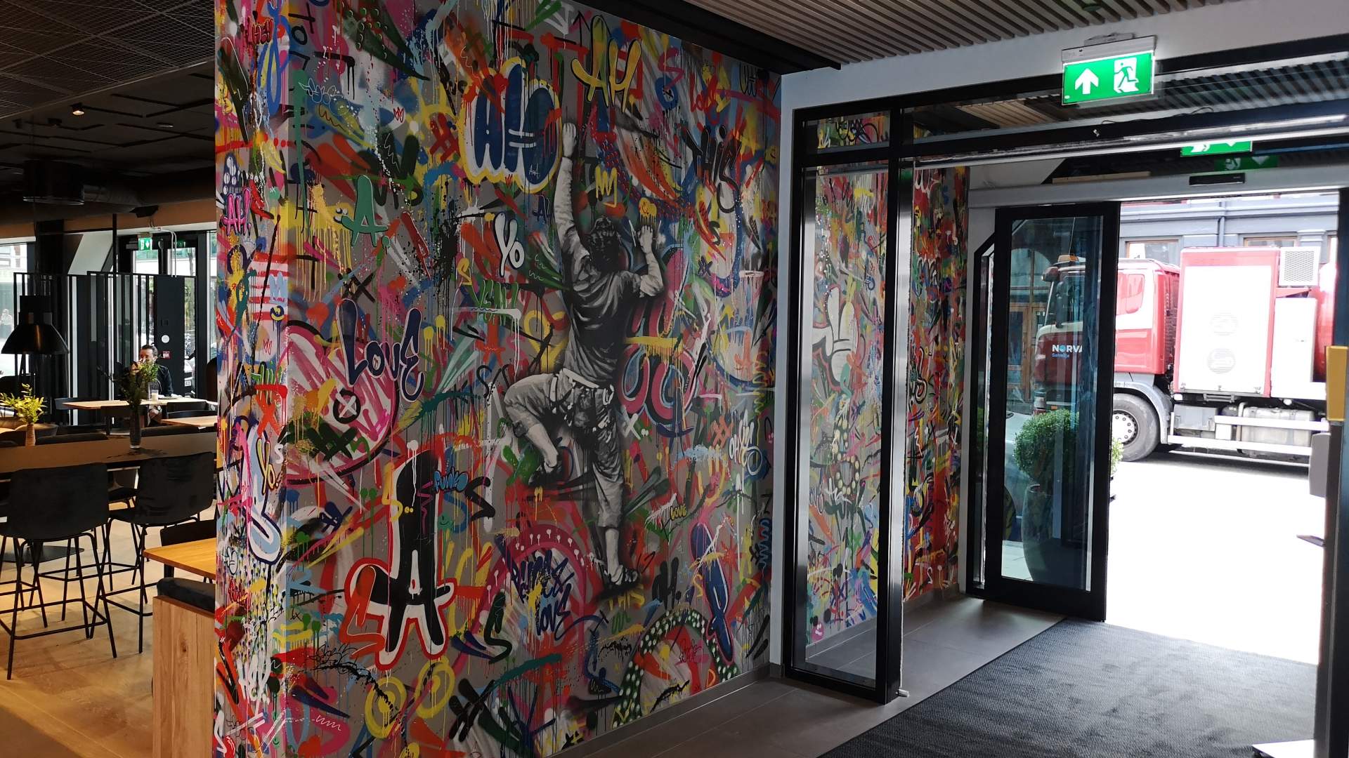 Gatekunst på Hotel Norge i Kristiansand av Martin Whatson