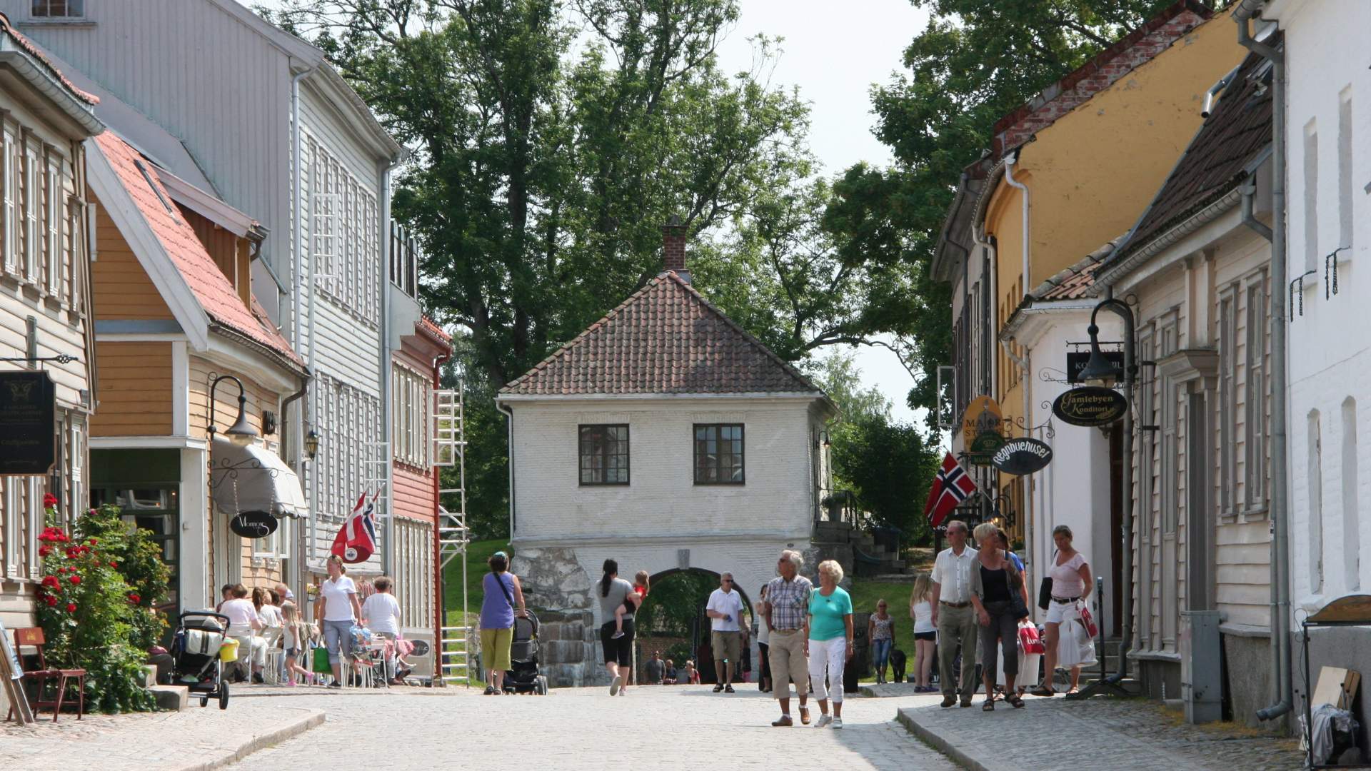 Gatemiljø sommer Gamlebyen foto VFH