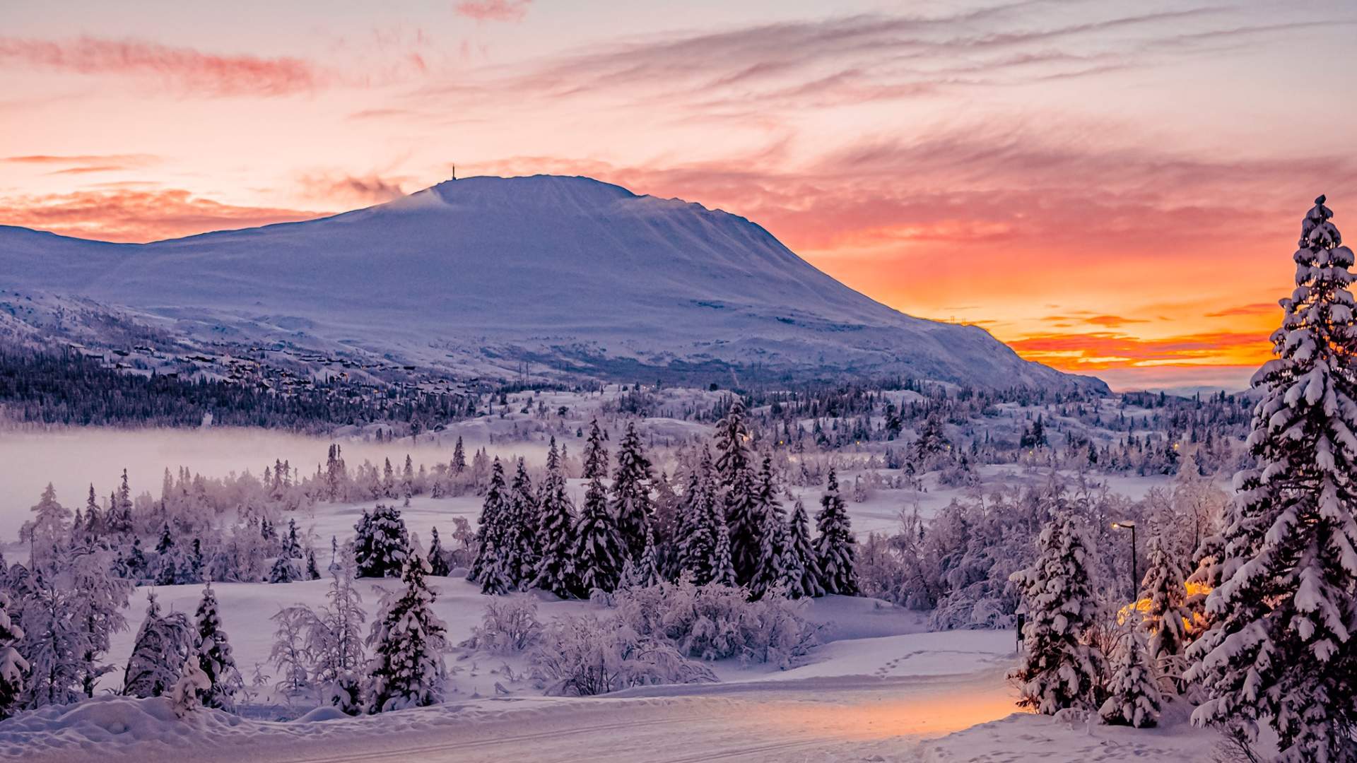 Gaustatoppen rød