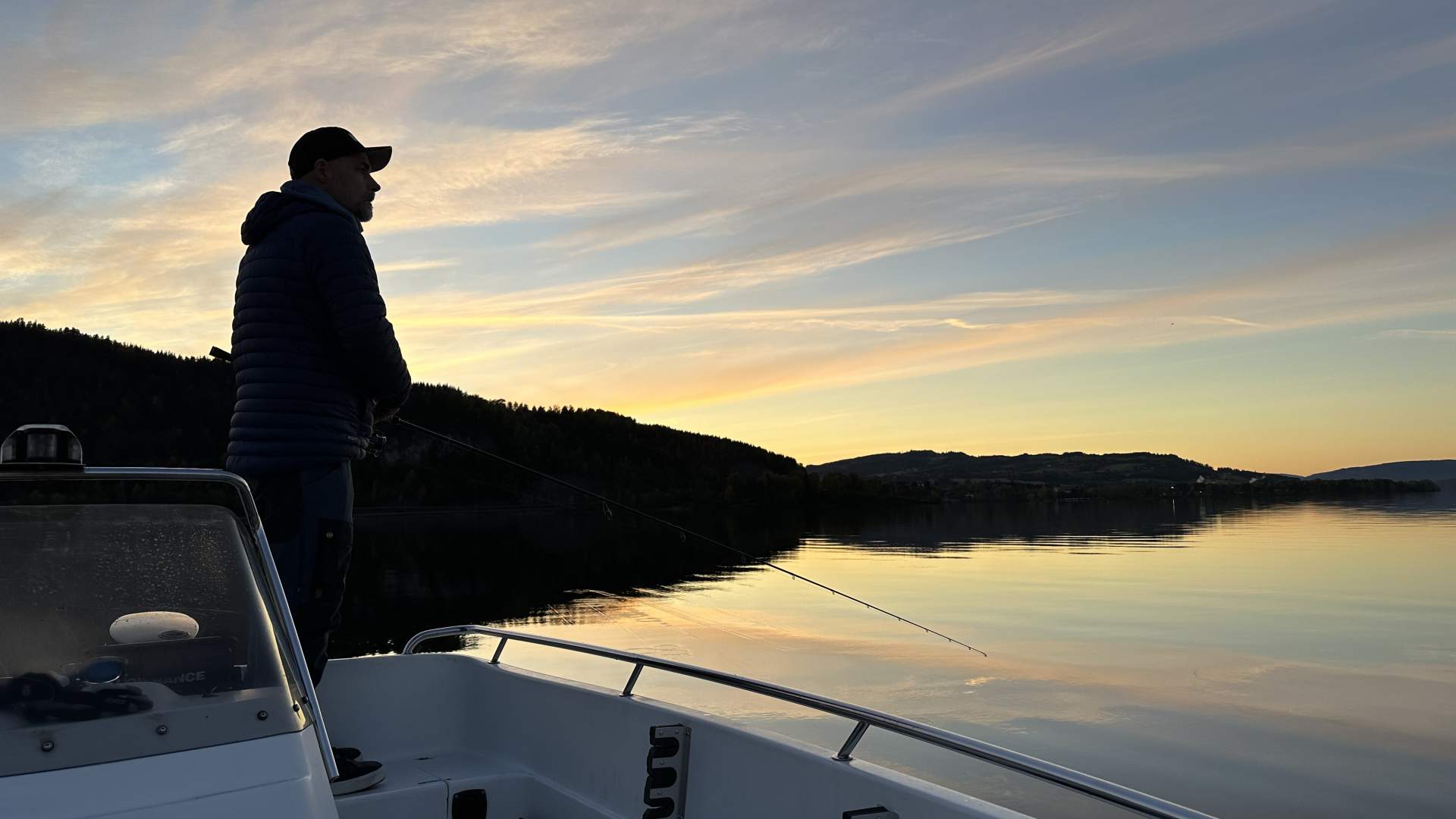 Go fishing_Fiske fra båt i solnedgang