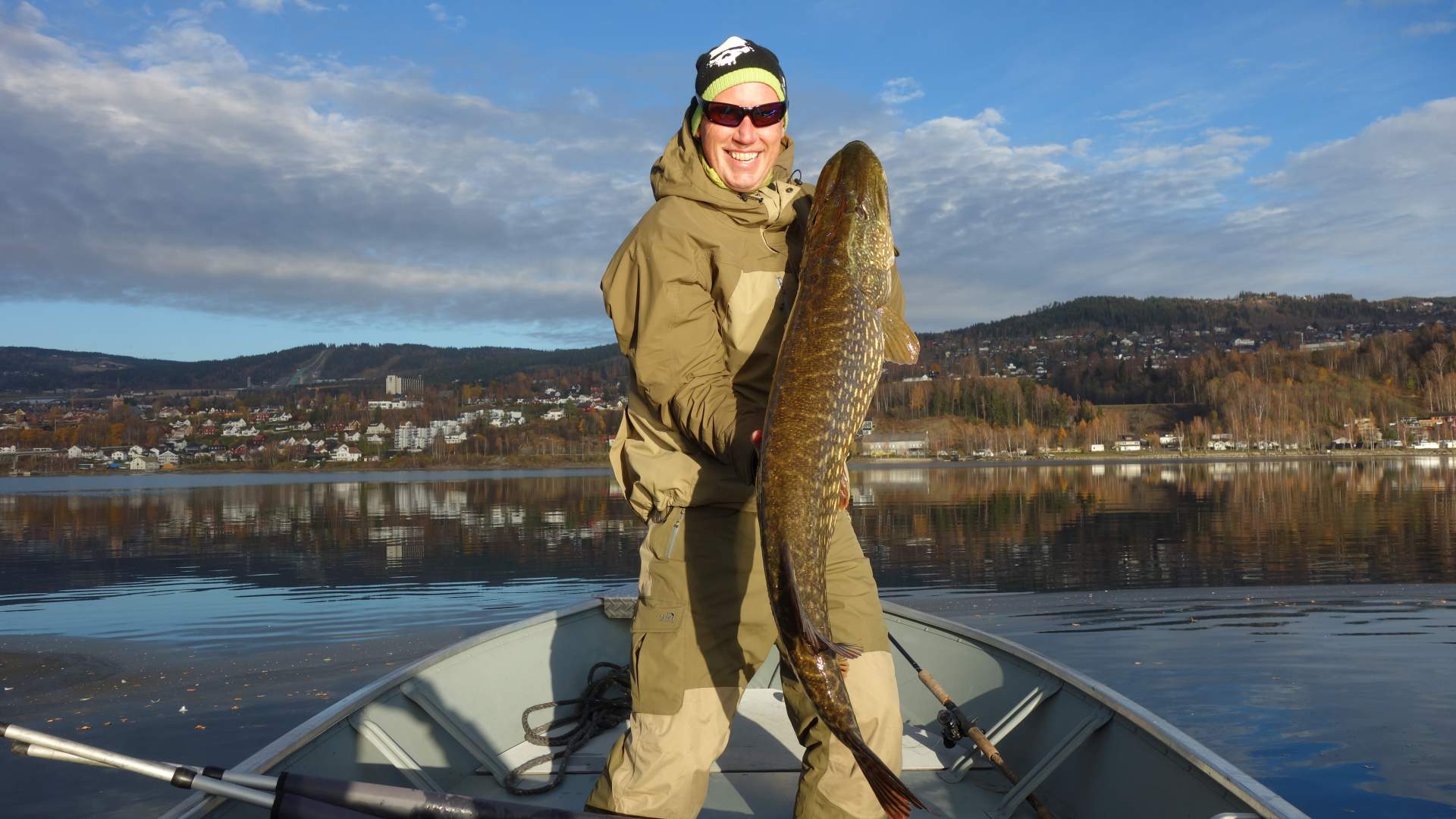 Go fishing_stor gjedde og fornøyd fisker