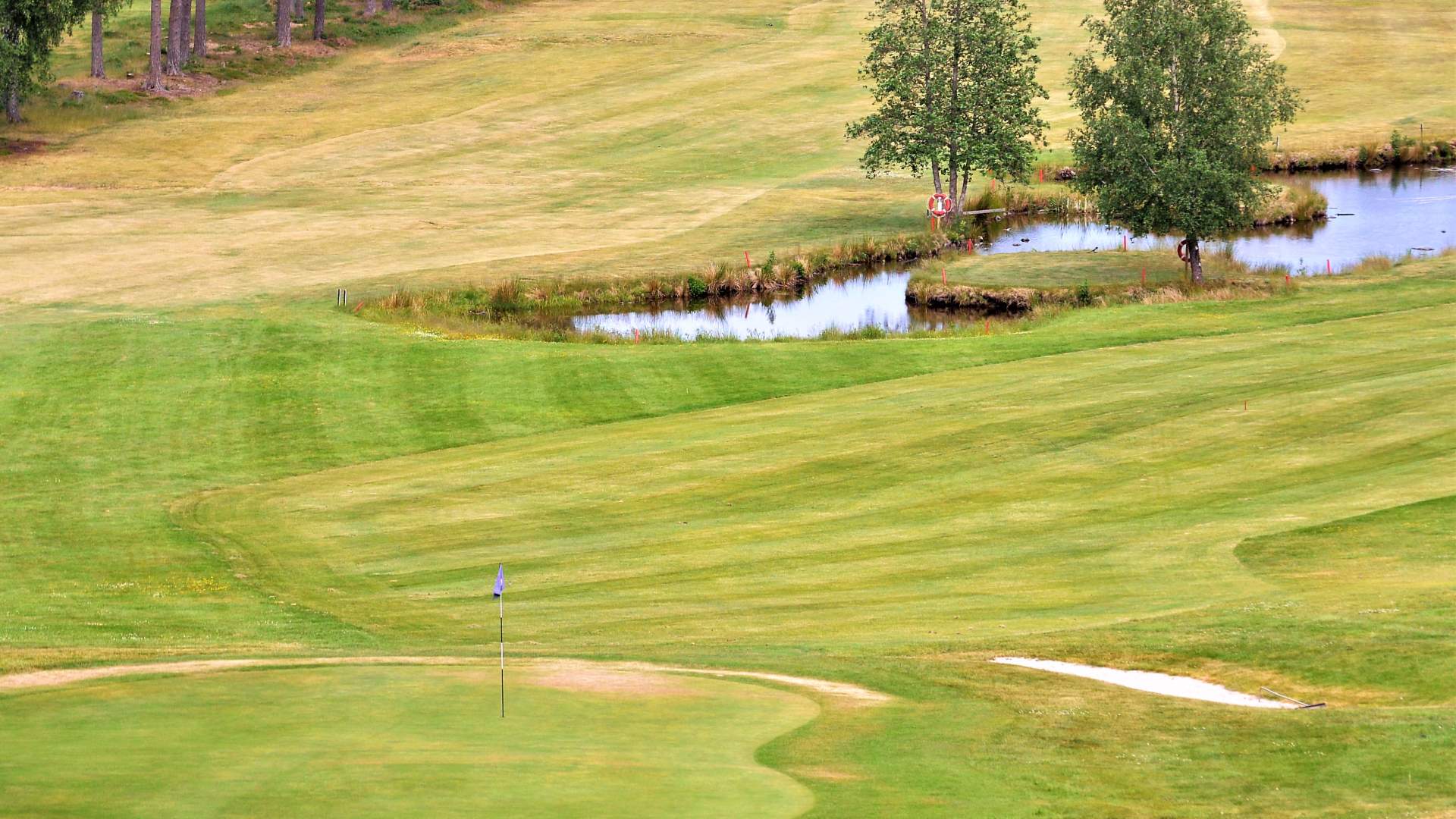 Golfbanen med vann
