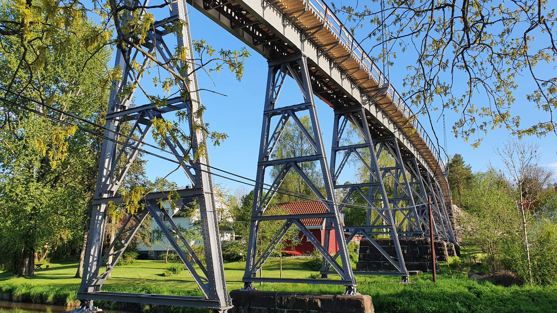 Hølenviadukten med blå himmel