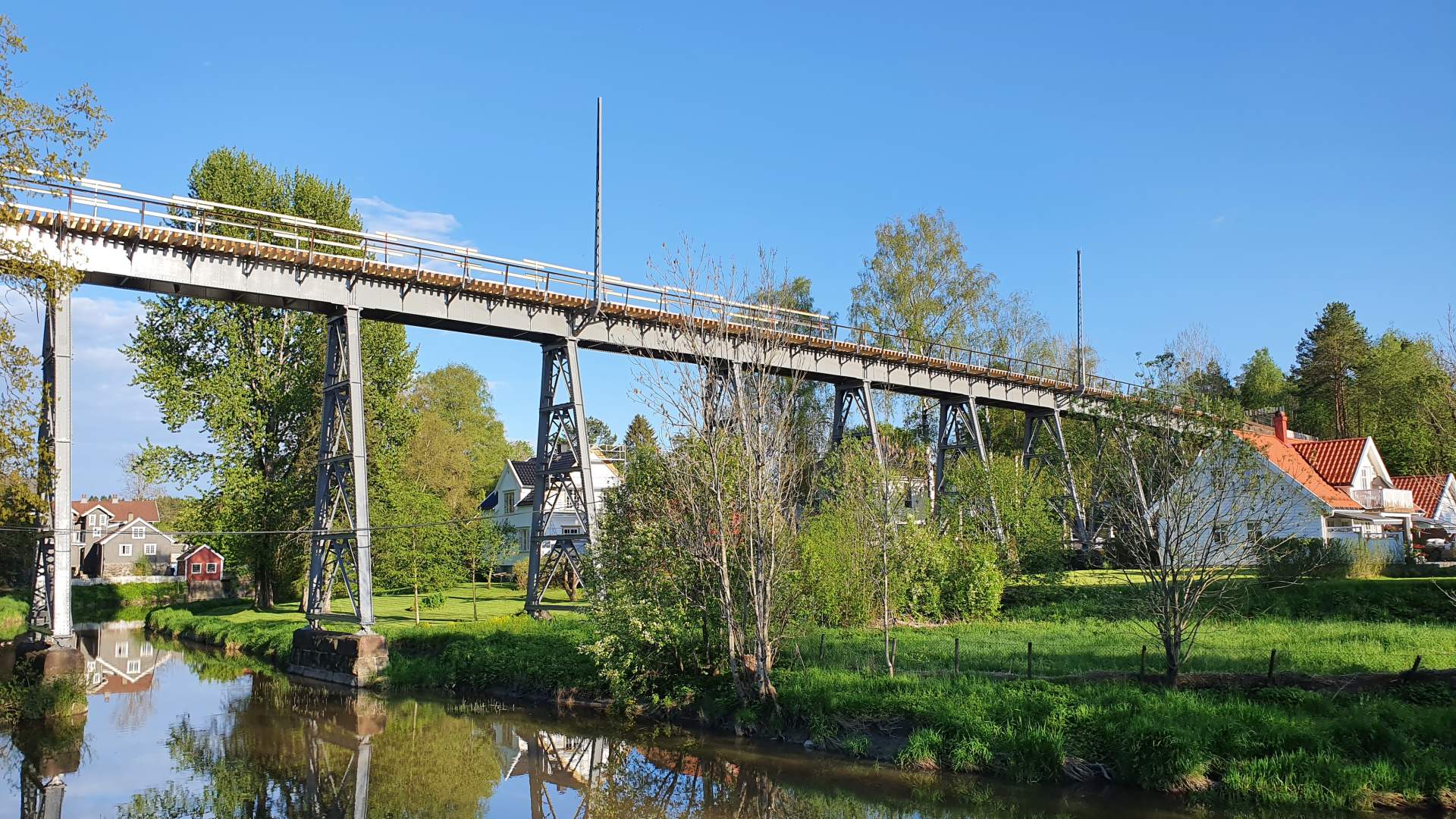 Hølenviadukten en vakker sommerdag