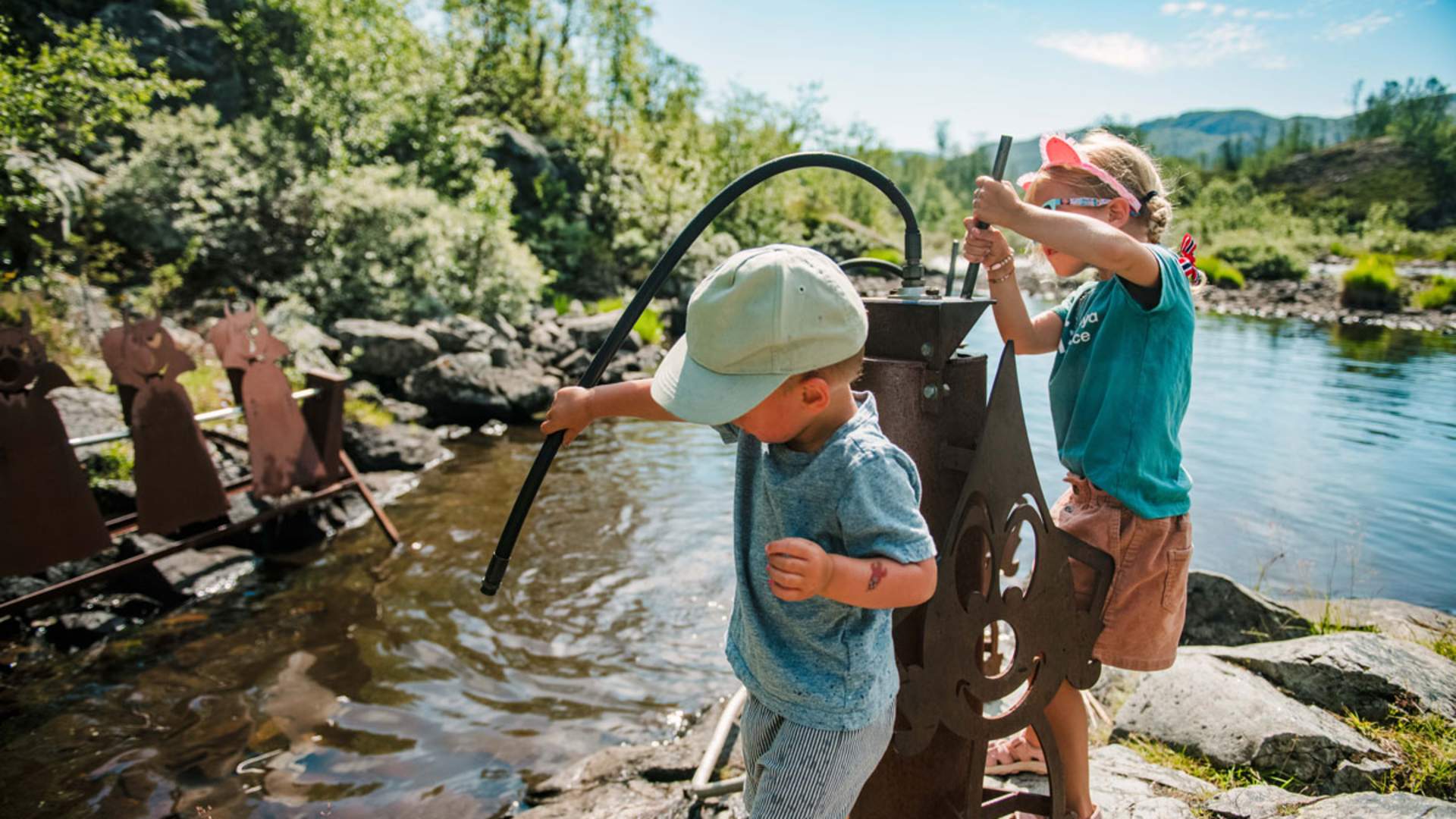 Haukeli_sommer_Vasseventyret_barn-vannpumpe