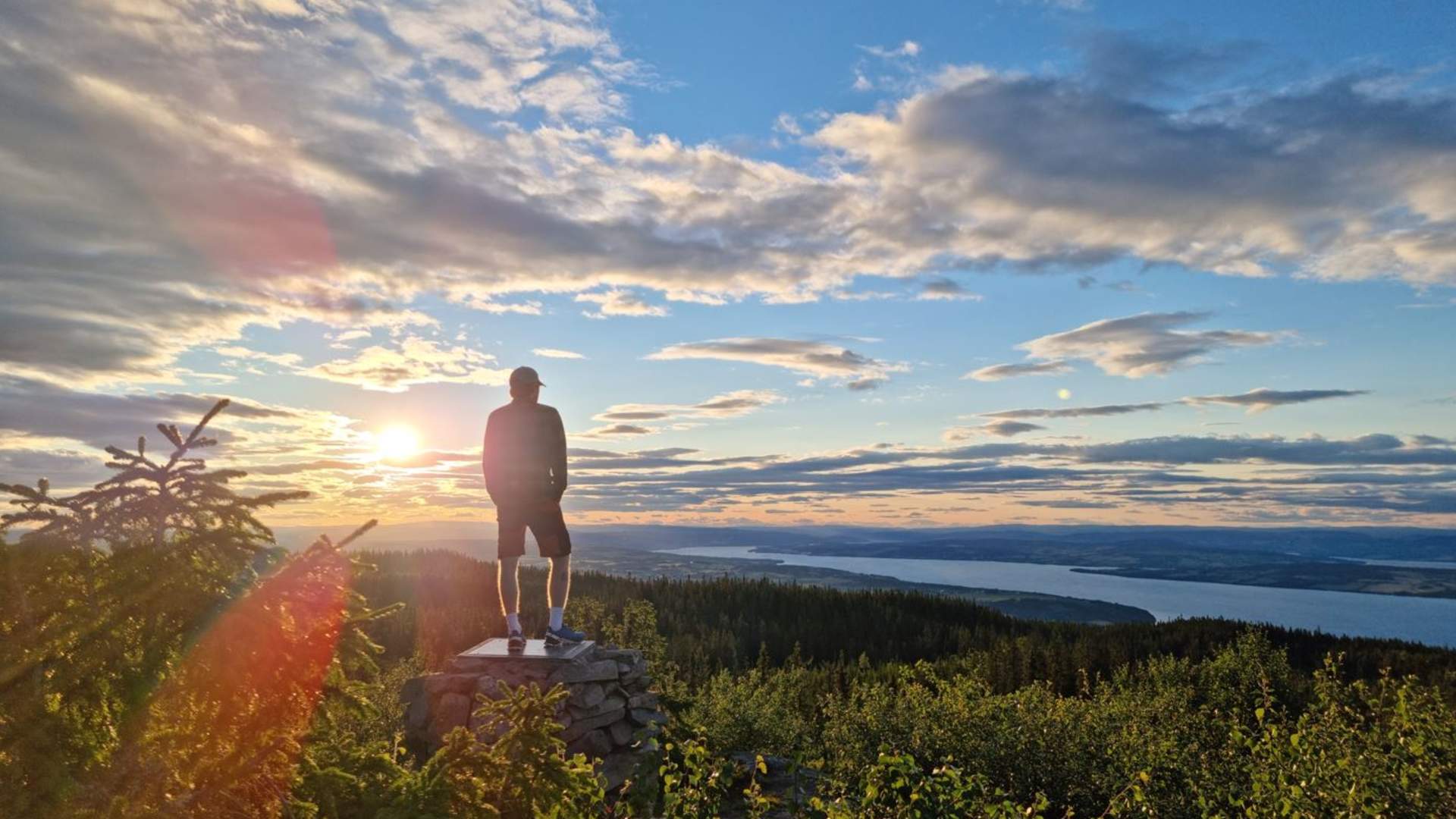 Hervenknappen_Aug. 2021_solnedgang_WEB_Foto_Visit Øst-Norge_Hans_Haug