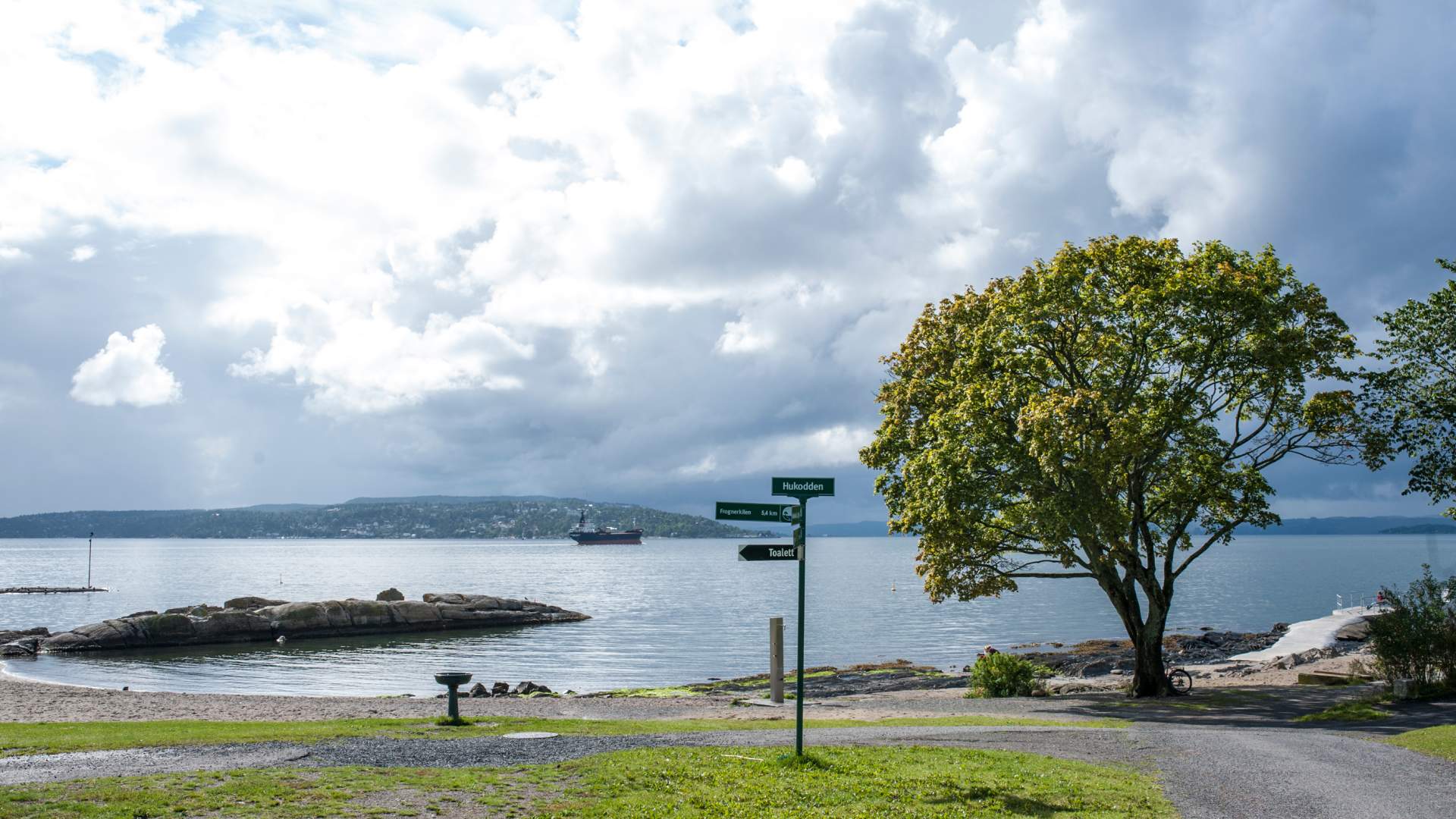 Huk & Paradisbukta beach, Beaches