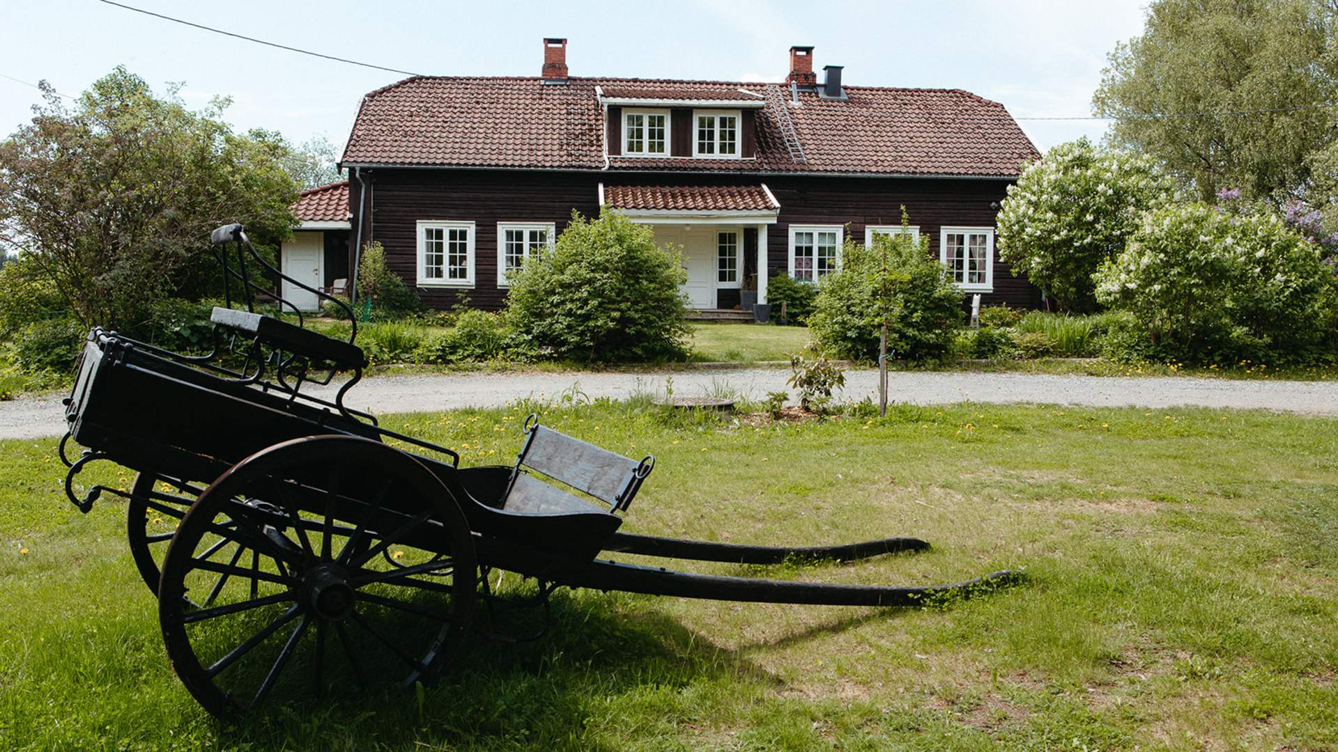 Huser-Gard- -Gårdshus i svart
