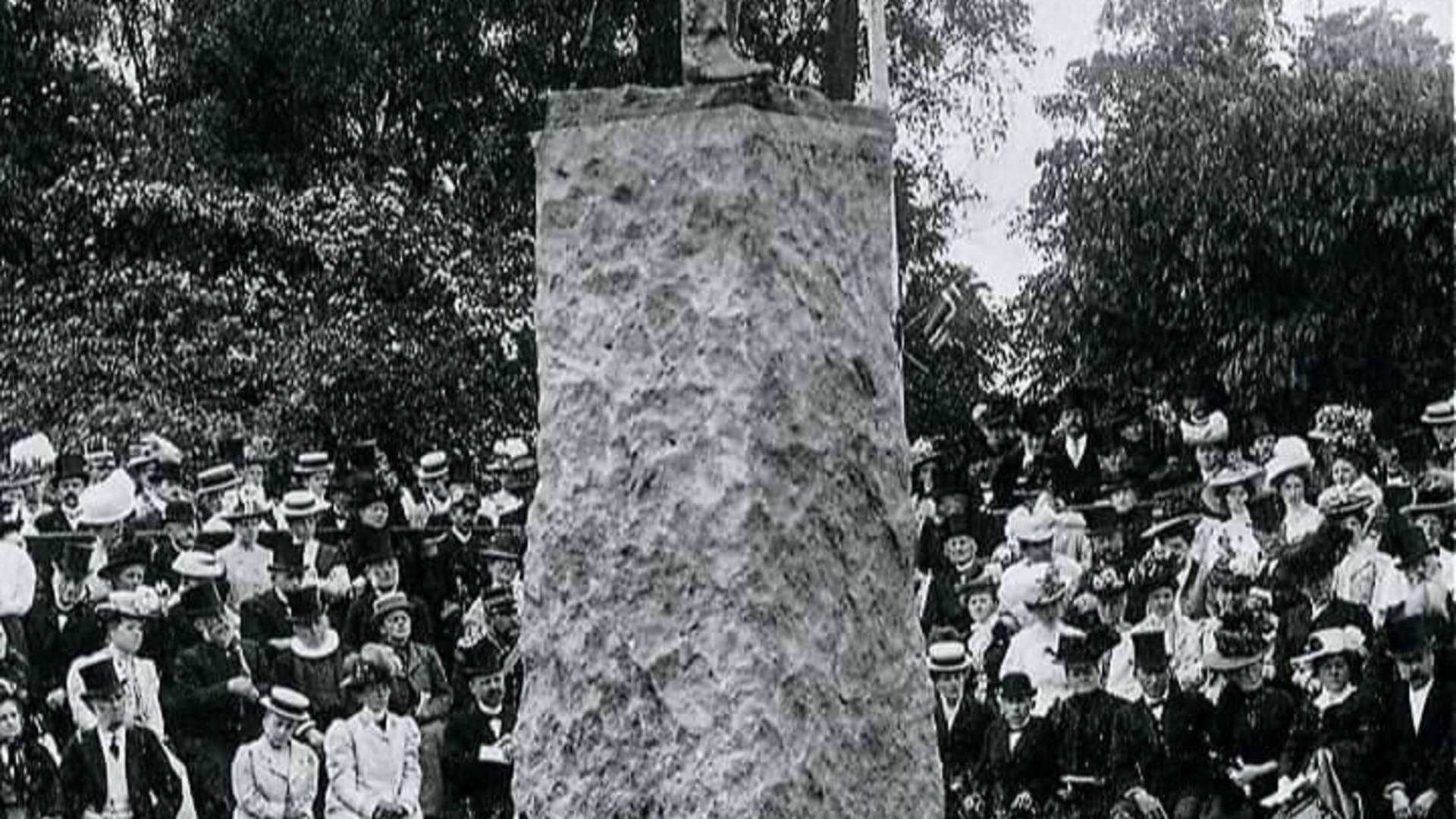 Avdukingen av Wergelandsstatuen i1908