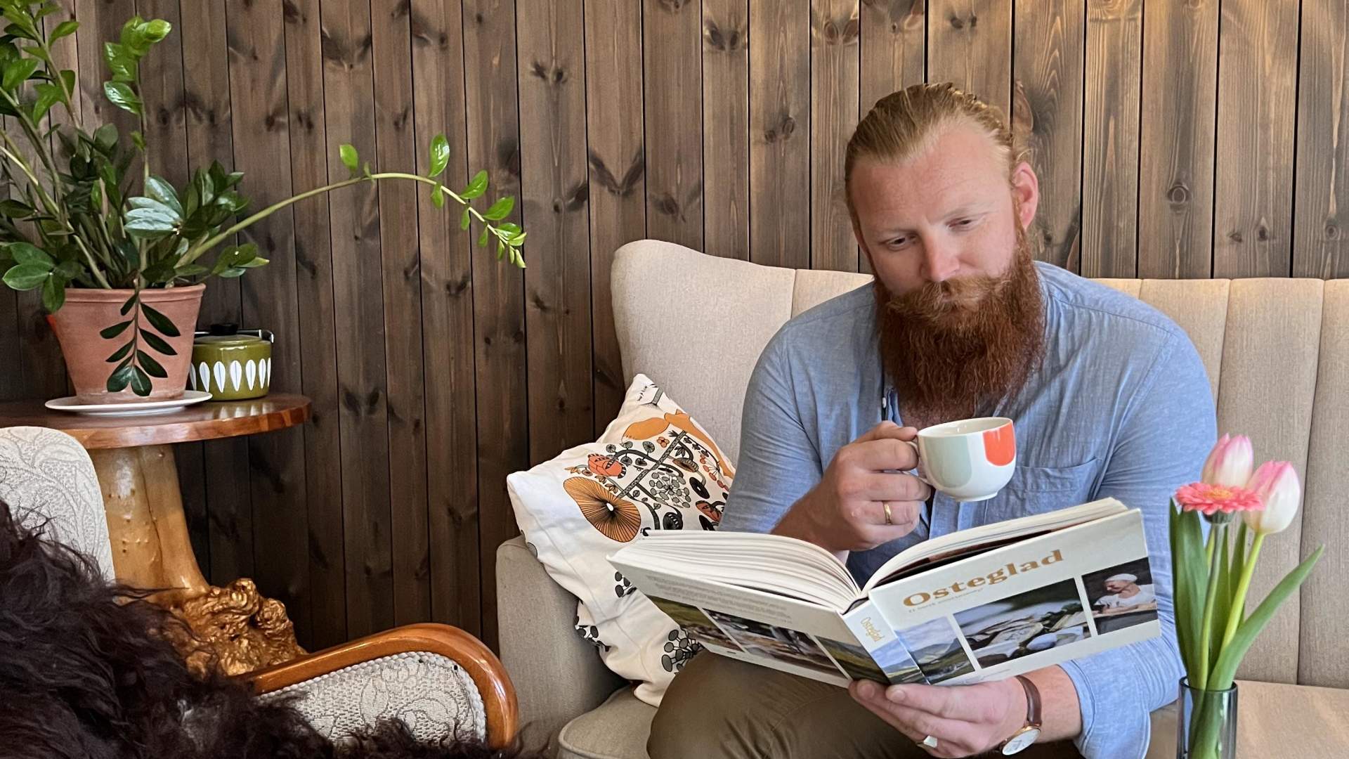 Bok og kaffe på Ingelsrud Konditori