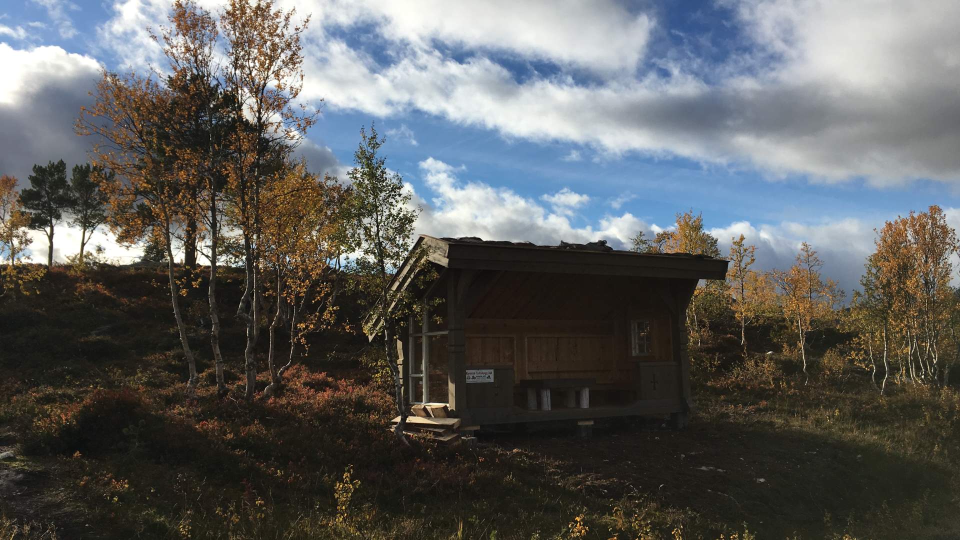 Gapahuk med overbygg som beskytter mot vestavinden