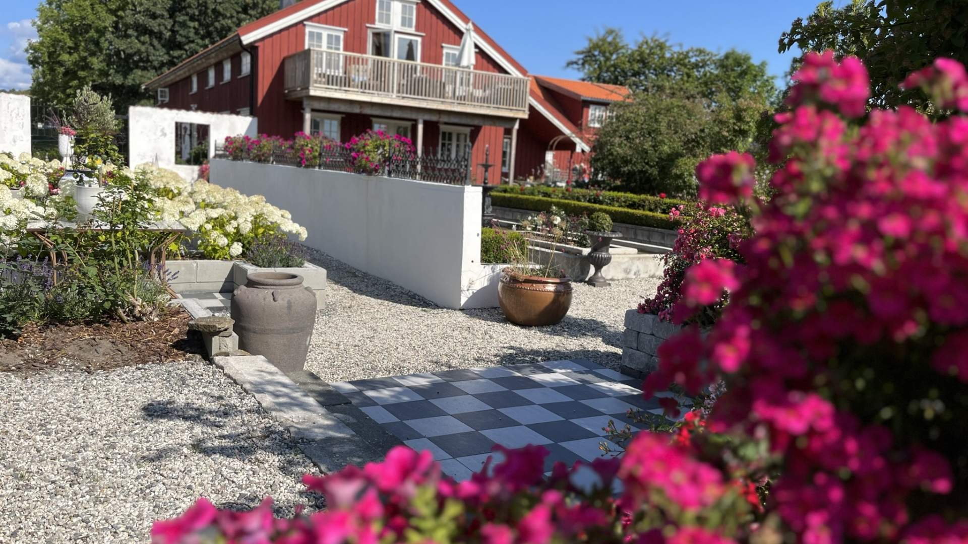 Bjellandstrand Gård sett fra hagen