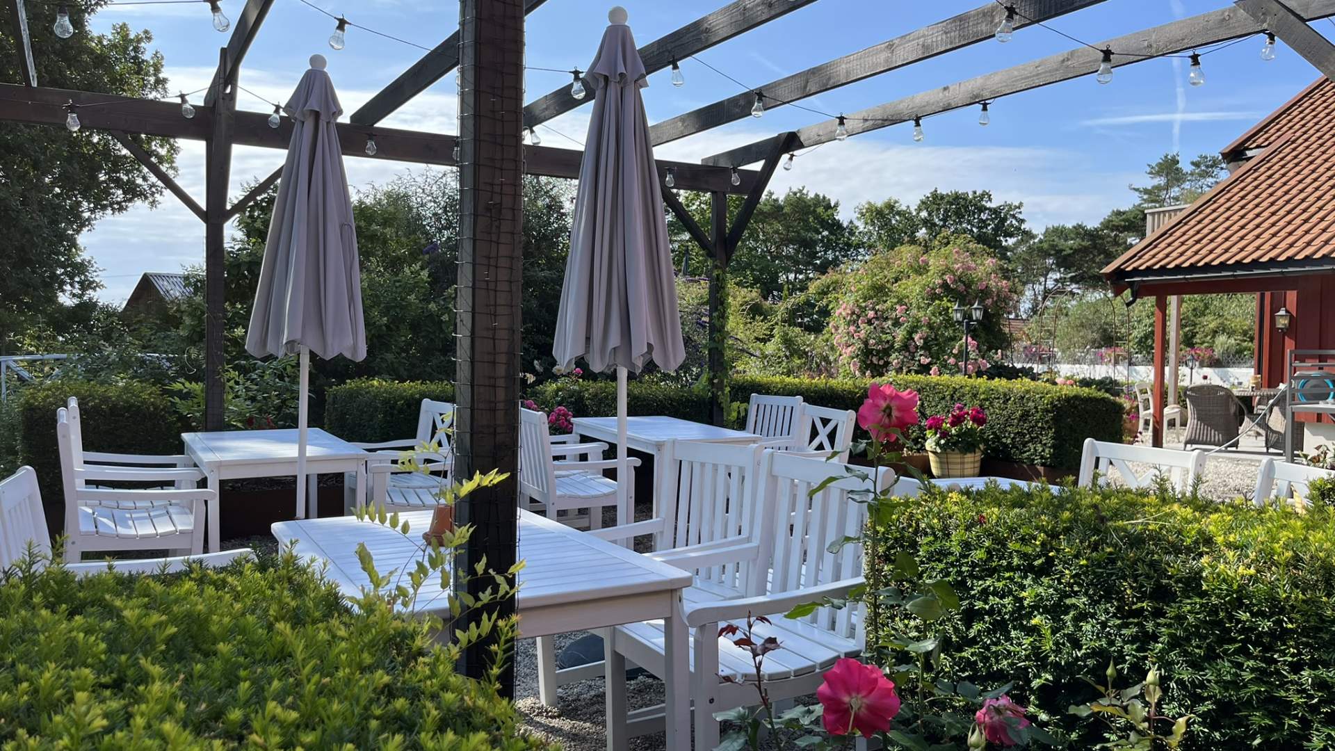 Bjellandstrand Gård uteservering i hagen