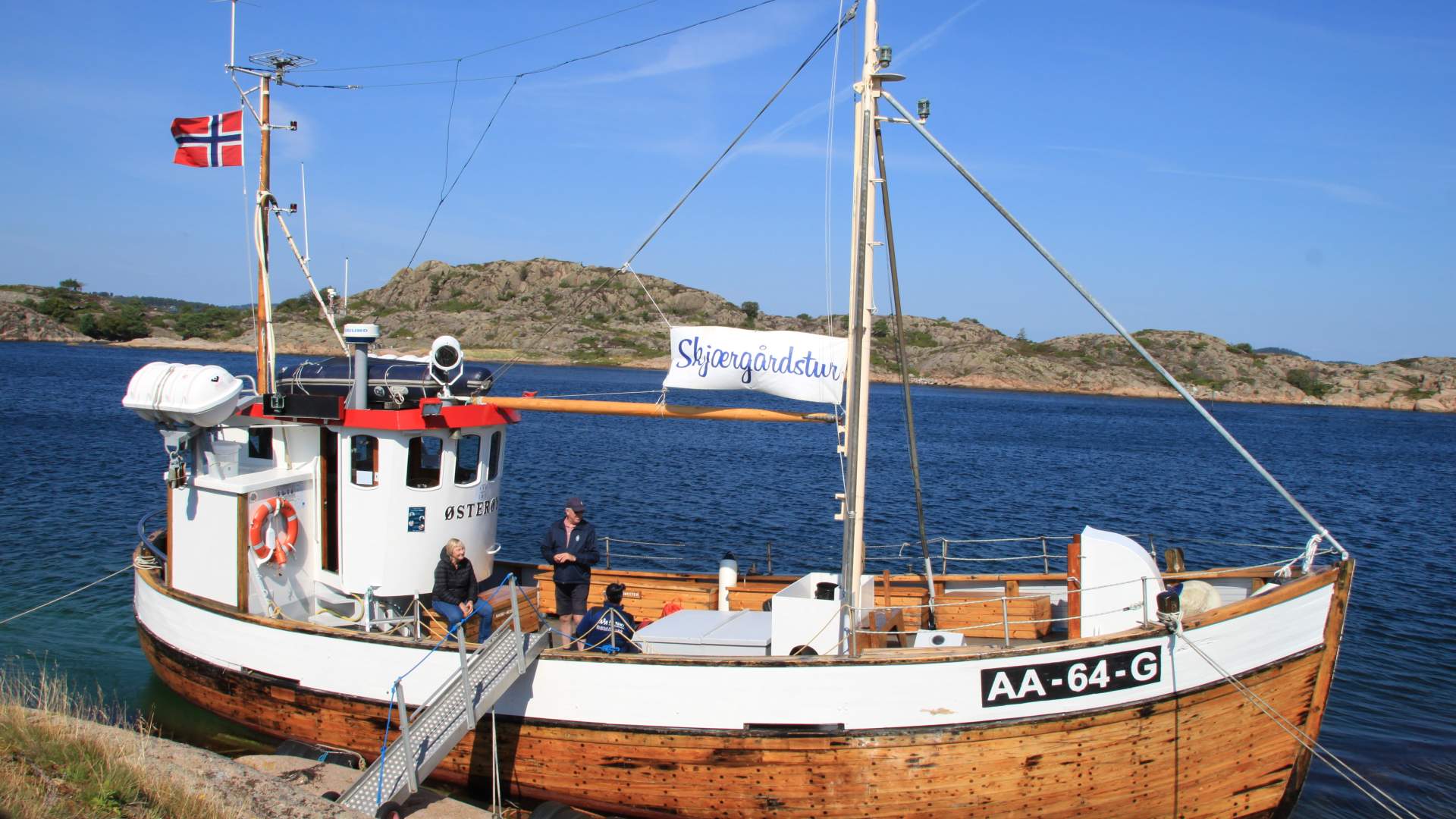 M/S Østerøy ved Valøyene i Raet Nasjonalpark