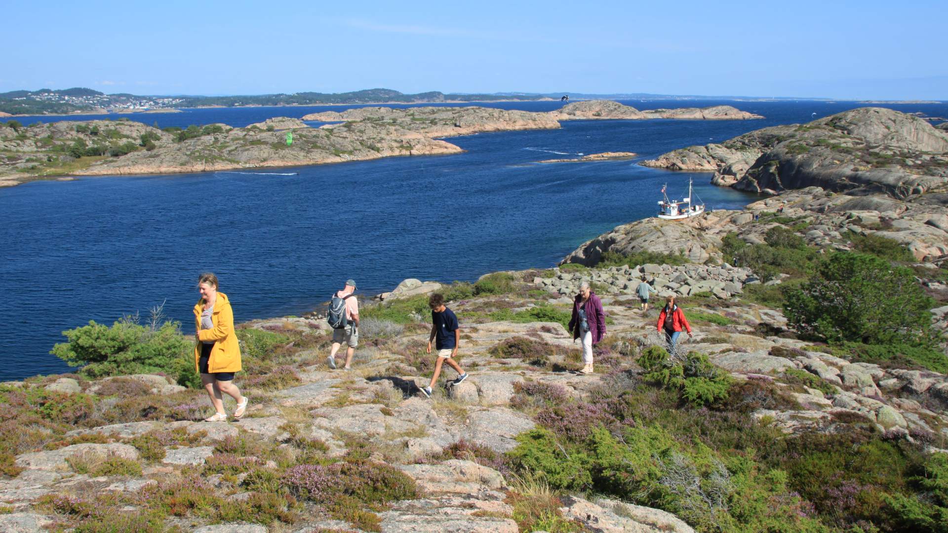Guidet tur opp til Hesnesmerke på Valøyene i Raet Nasjonalpark