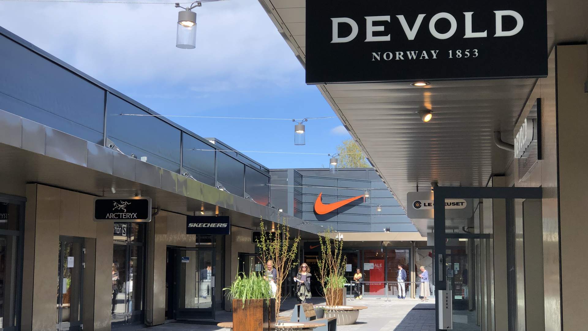 Oslo Fashion Outlet Vestby - handlegate med mennesker